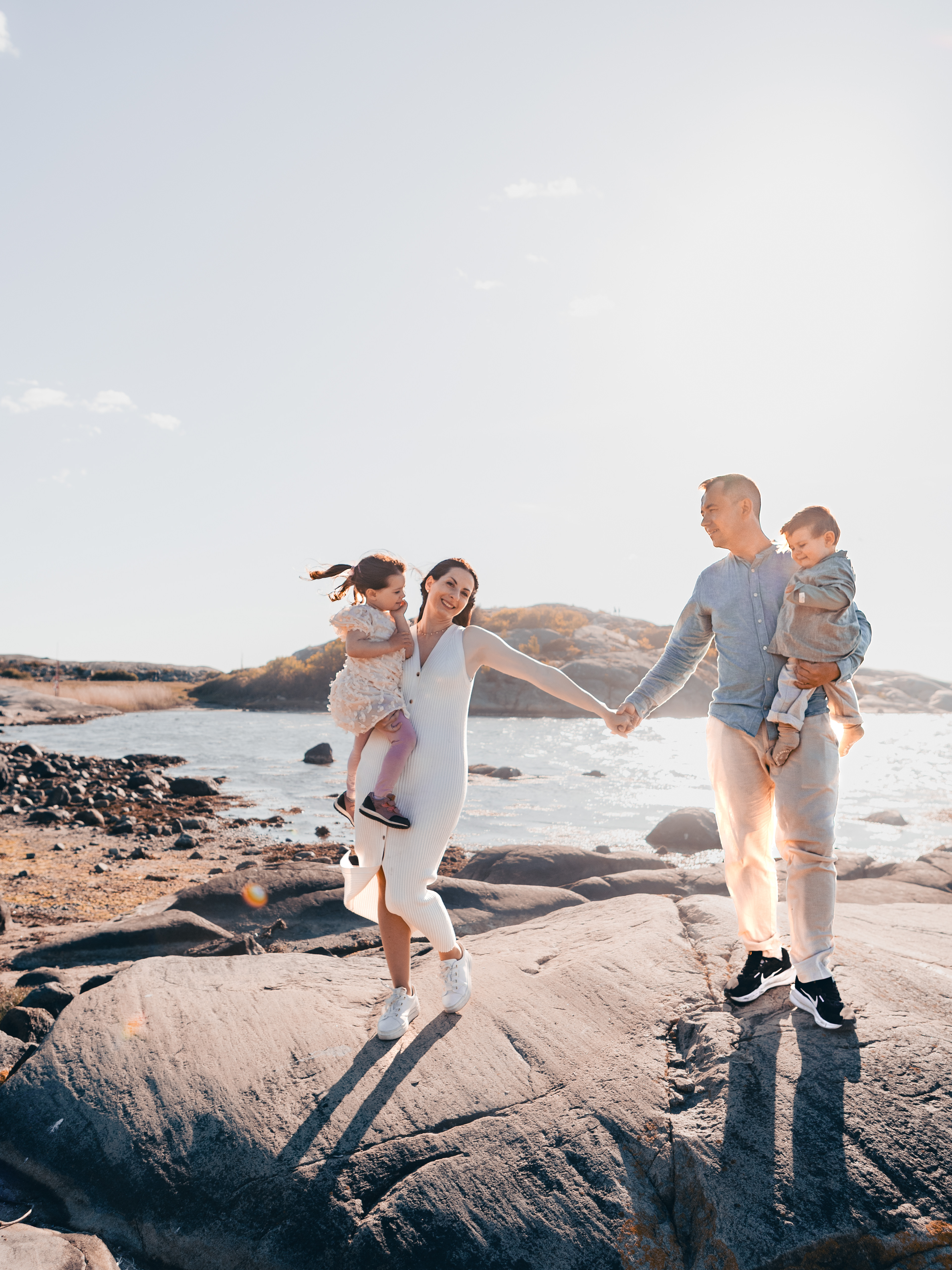 Familjefoto i utomhusmiljö
