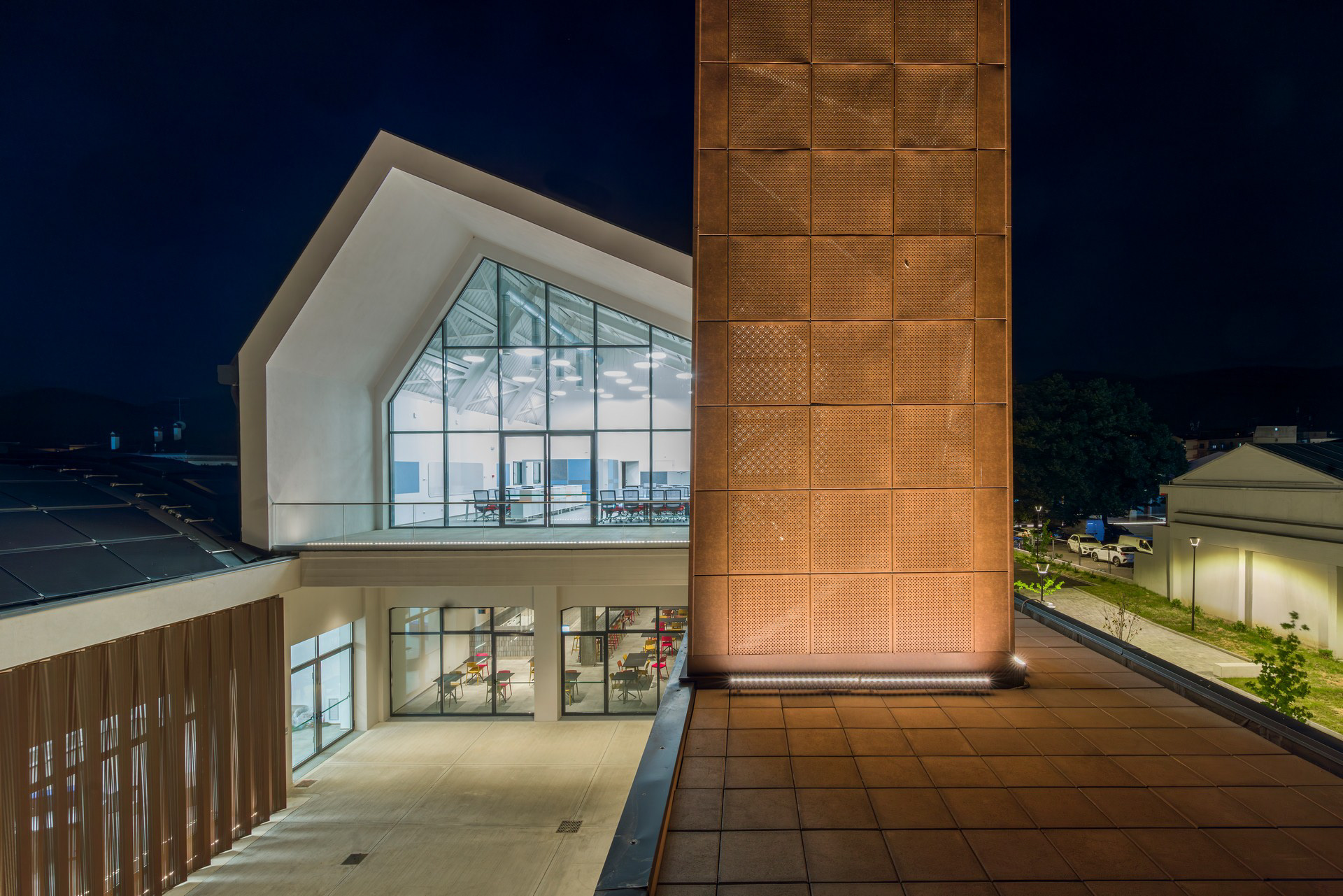 Fotografo architettura, progetto prismalab, esterno in notturna.