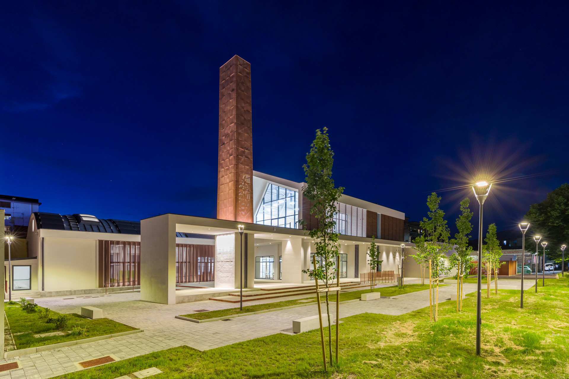 Fotografo architettura, progetto prismalab, esterno in notturna.