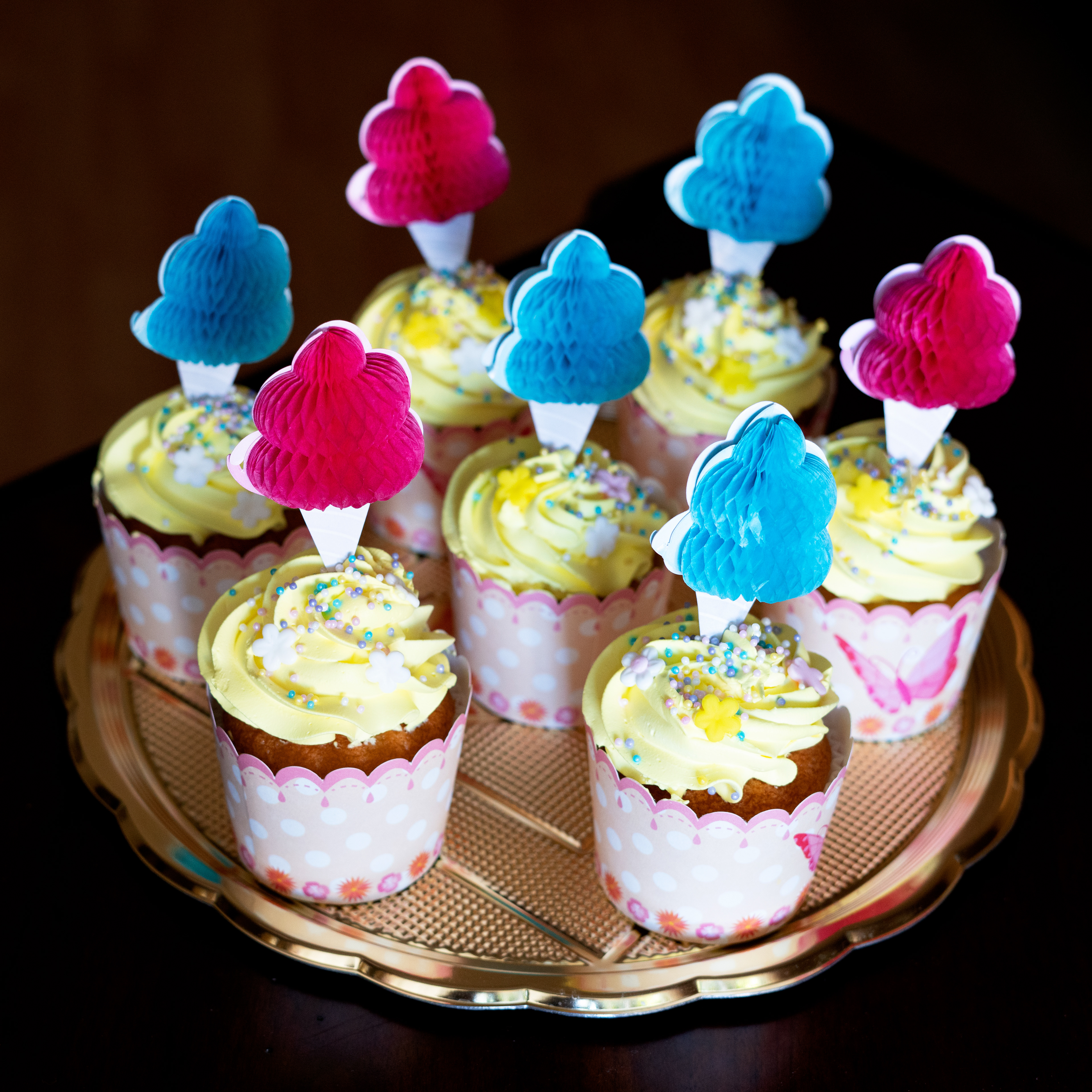CUSTOM VANILLA CUPCAKES
