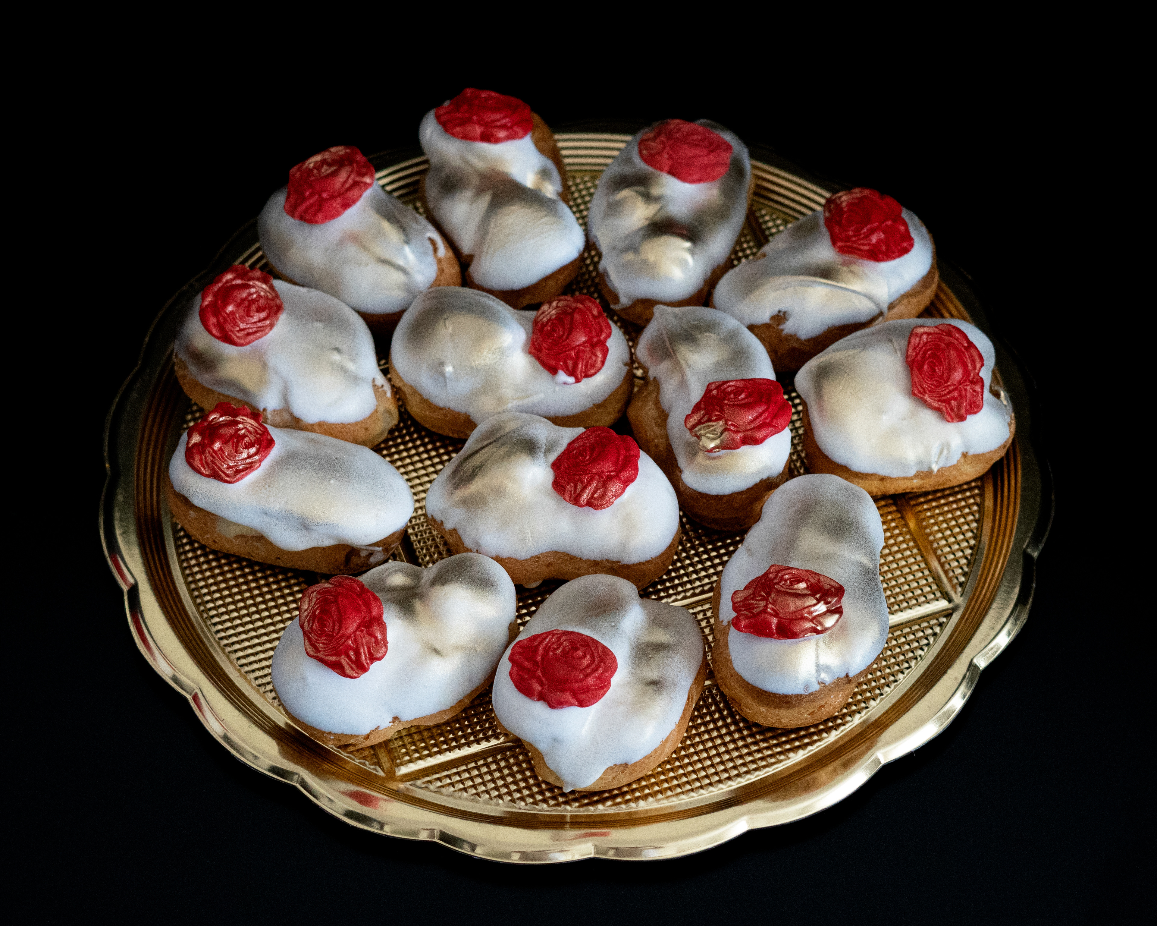 MINI ECLAIRS WITH RED ROSE