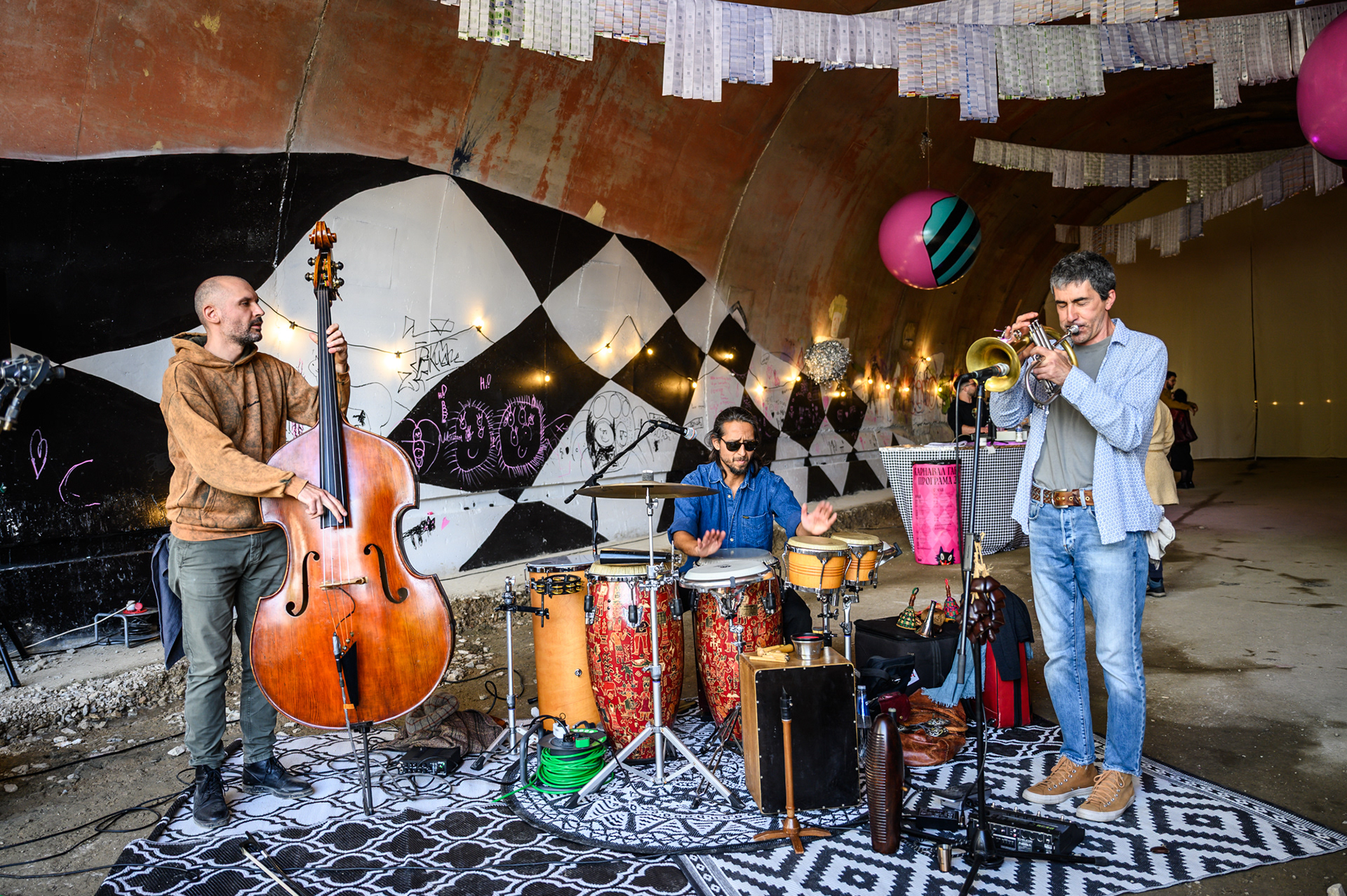 Кучето в тунела – джаз трио, сформирано специално за Да разкървшим котките в Тунела на габровския квартал Шести участък