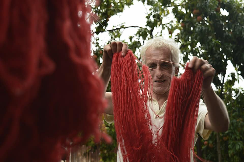 Miroslav Stoev dyes yarn / Photo archive of the Chushkarev family