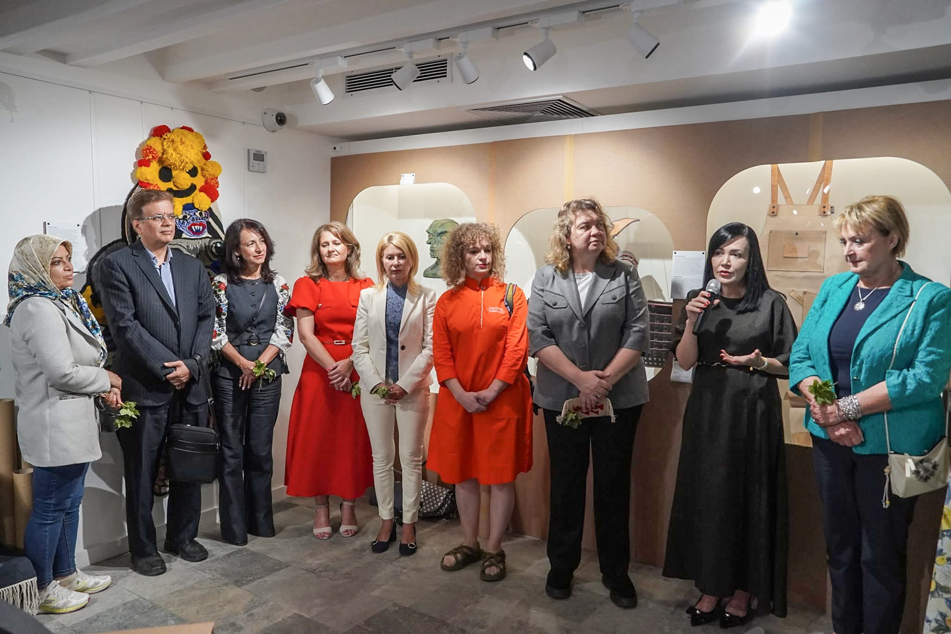 Ирена Тодорова, изпълнителен директор на Регионален център – София ЮНЕСКО, откри изложбата в рамките на Международния панаир на занаятите в музей „Етър“, фотография: Община Габрово