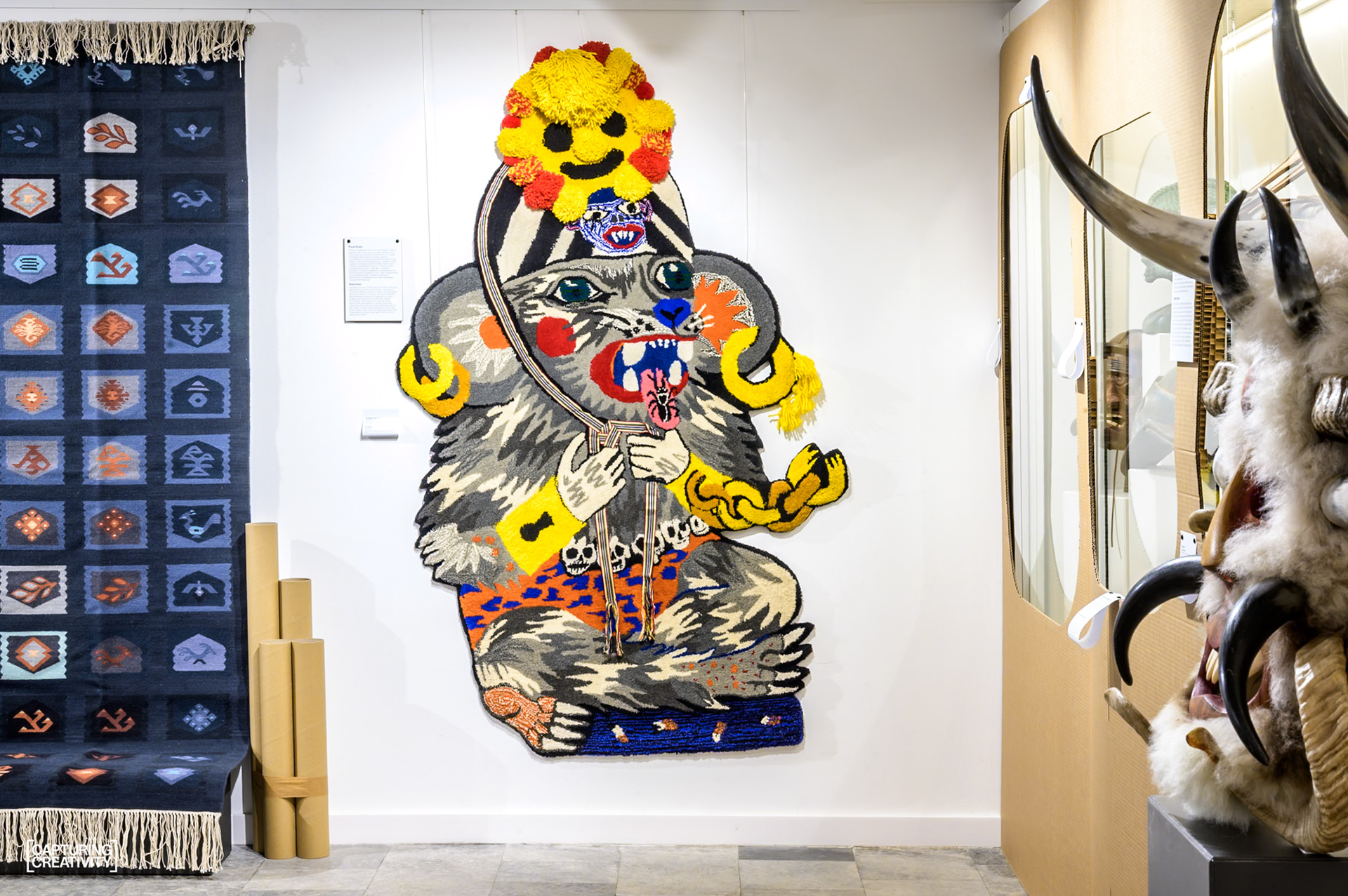 Килимът „Слънце Плъх“ е създаден от Роузи Ейзор специално за изложбата НОВОТО ЦЕННО в музей „Етър“.