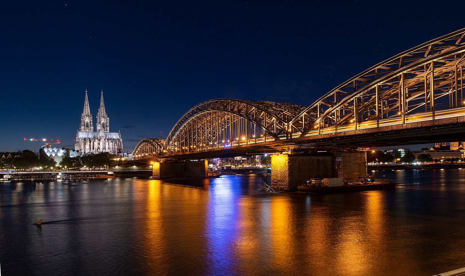 Kölner Dom mit Deutzer Brücke zur blauen Stunde
