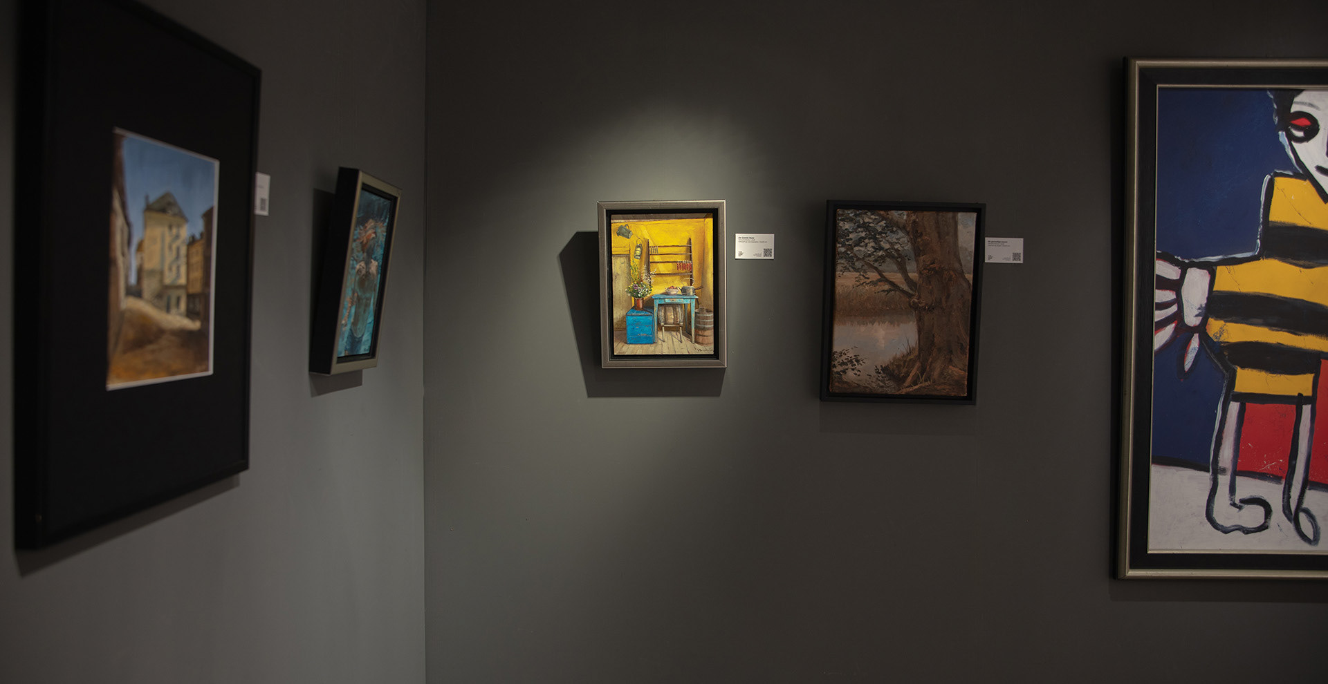 Schilderijen aan de wand gepresenteerd vincent brons