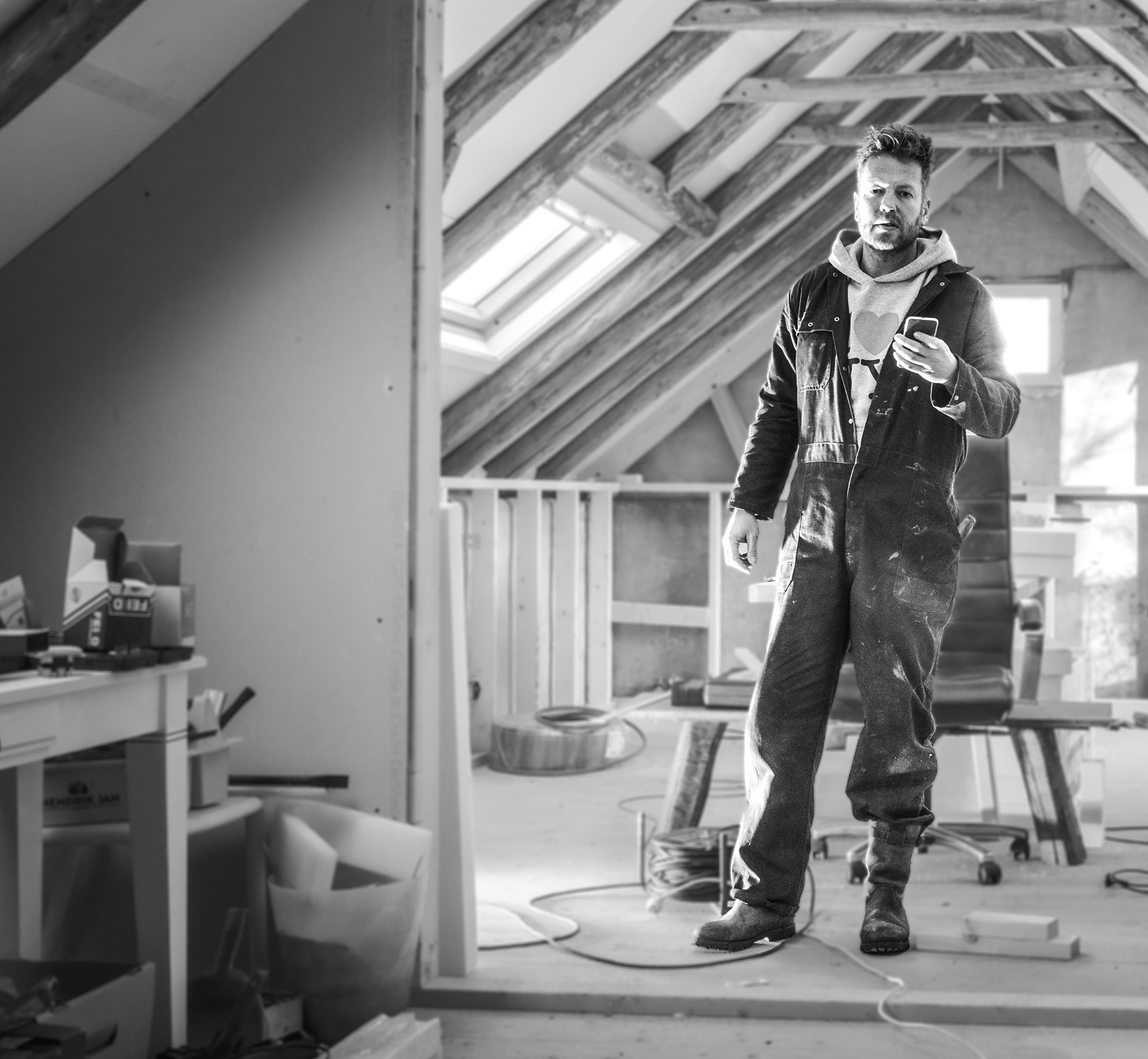 Foto van Vincent Brons in zin schuur en atelier