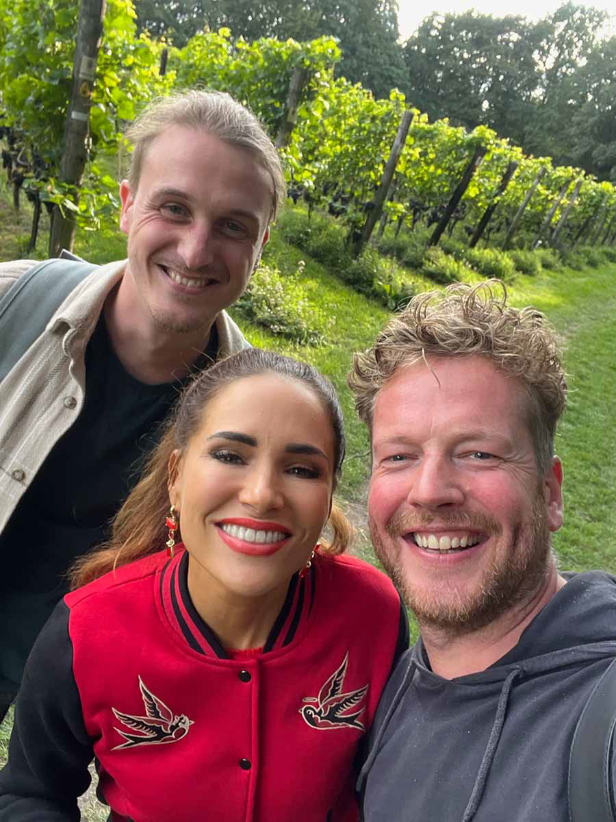 Iris, Jeffrey en Vincent in wijngaard