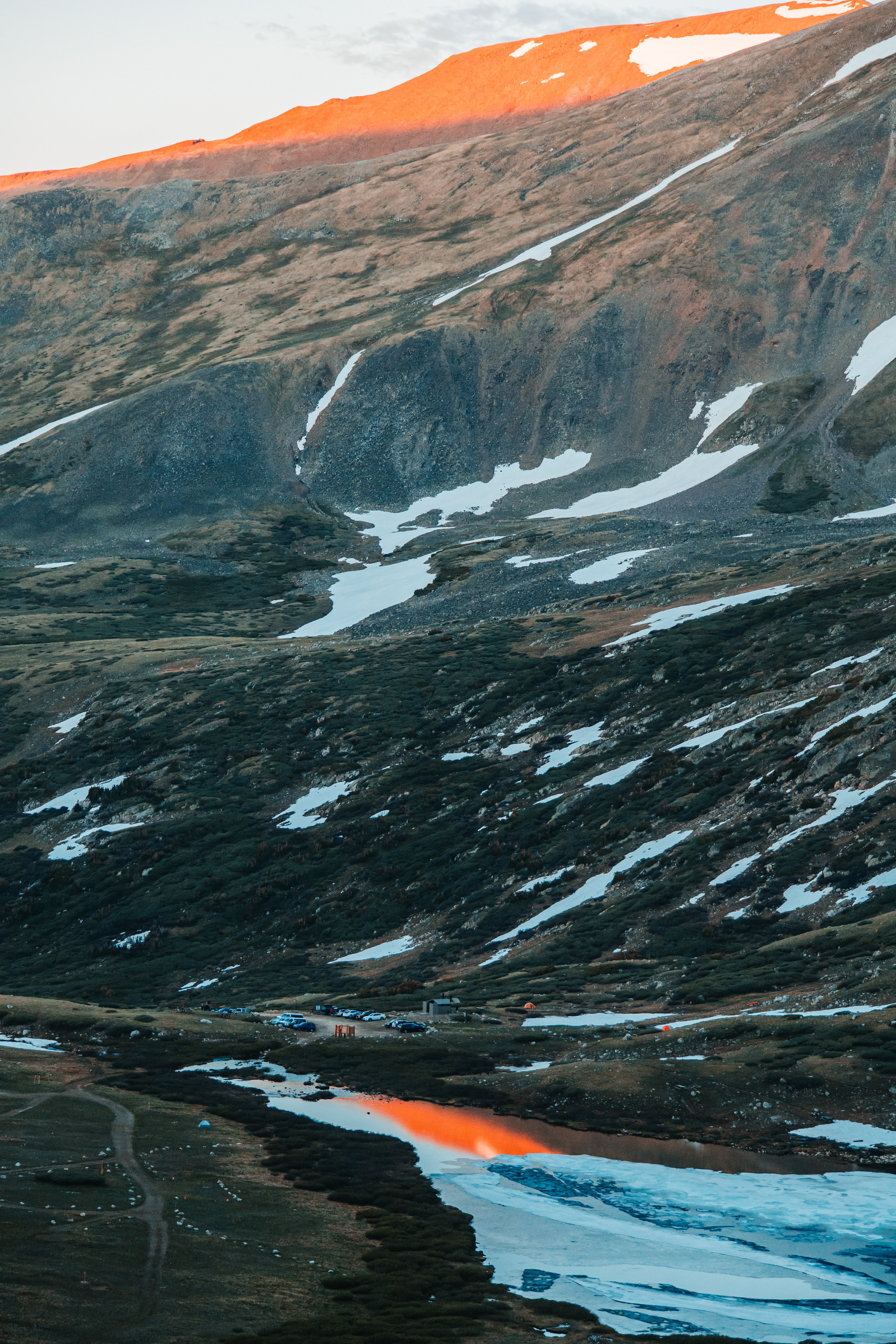 The partially frozen Kite Lake just beyond the trailhead parking lot.