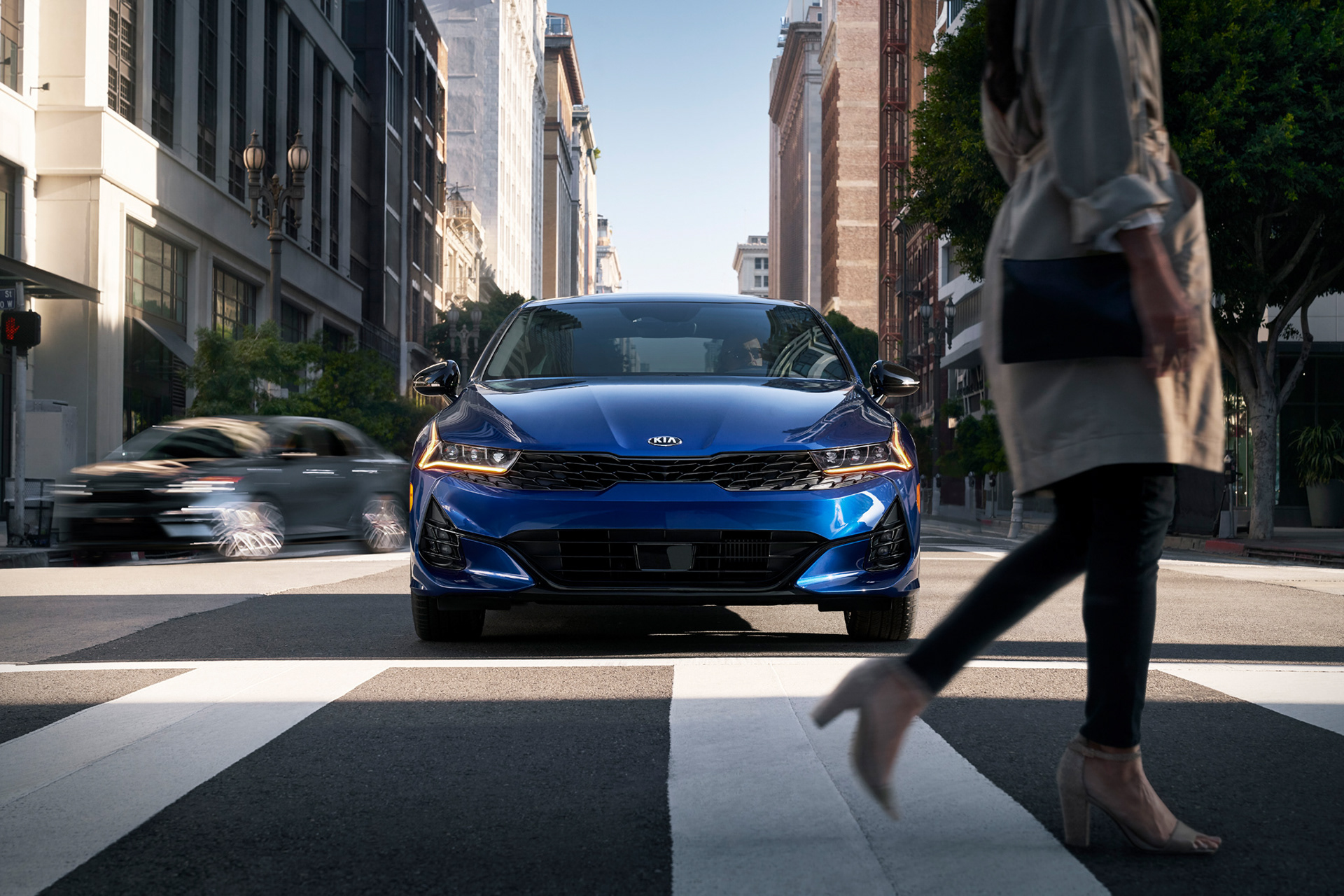 Avancerad retusch av bil, förbättrade reflektioner och färger för att framhäva karossens glans och karaktär, detaljerad skuggning och ljussättning för realistisk effekt samt borttagning av störande element i bakgrunden