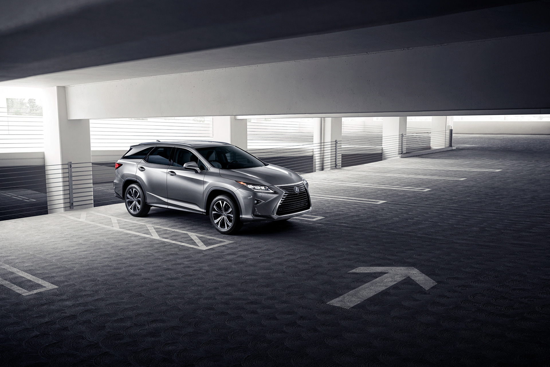 Avancerad retusch av bil, förbättrade reflektioner och färger för att framhäva karossens glans och karaktär, detaljerad skuggning och ljussättning för realistisk effekt samt borttagning av störande element i bakgrunden