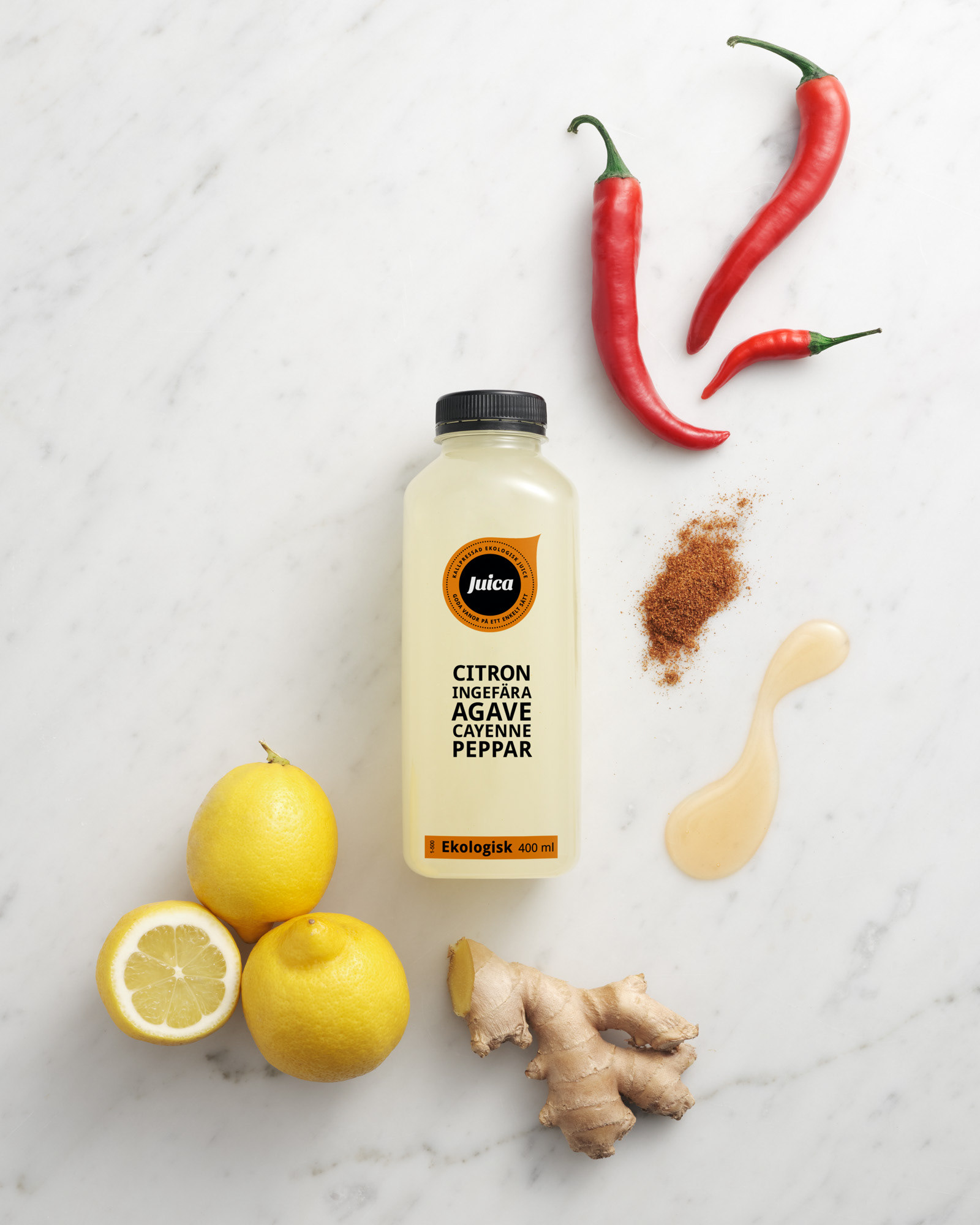 En bild på en juice med ingredienser, högupplöst produktbild fotad i studio och retuscherad för e-handel, bilden är anpassad för web för att hålla hög kvalitet och skärpa