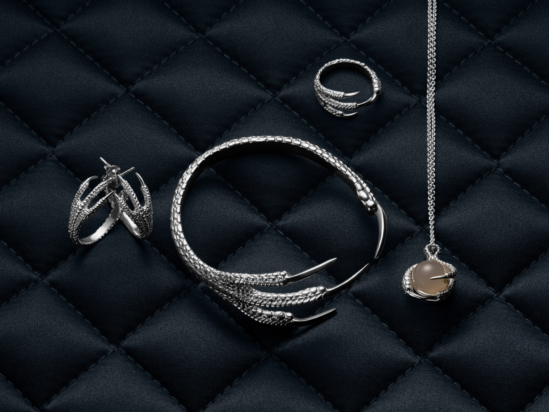 Produktbilder och reklambilder på Gry Forsells nya smycken She Stockholm