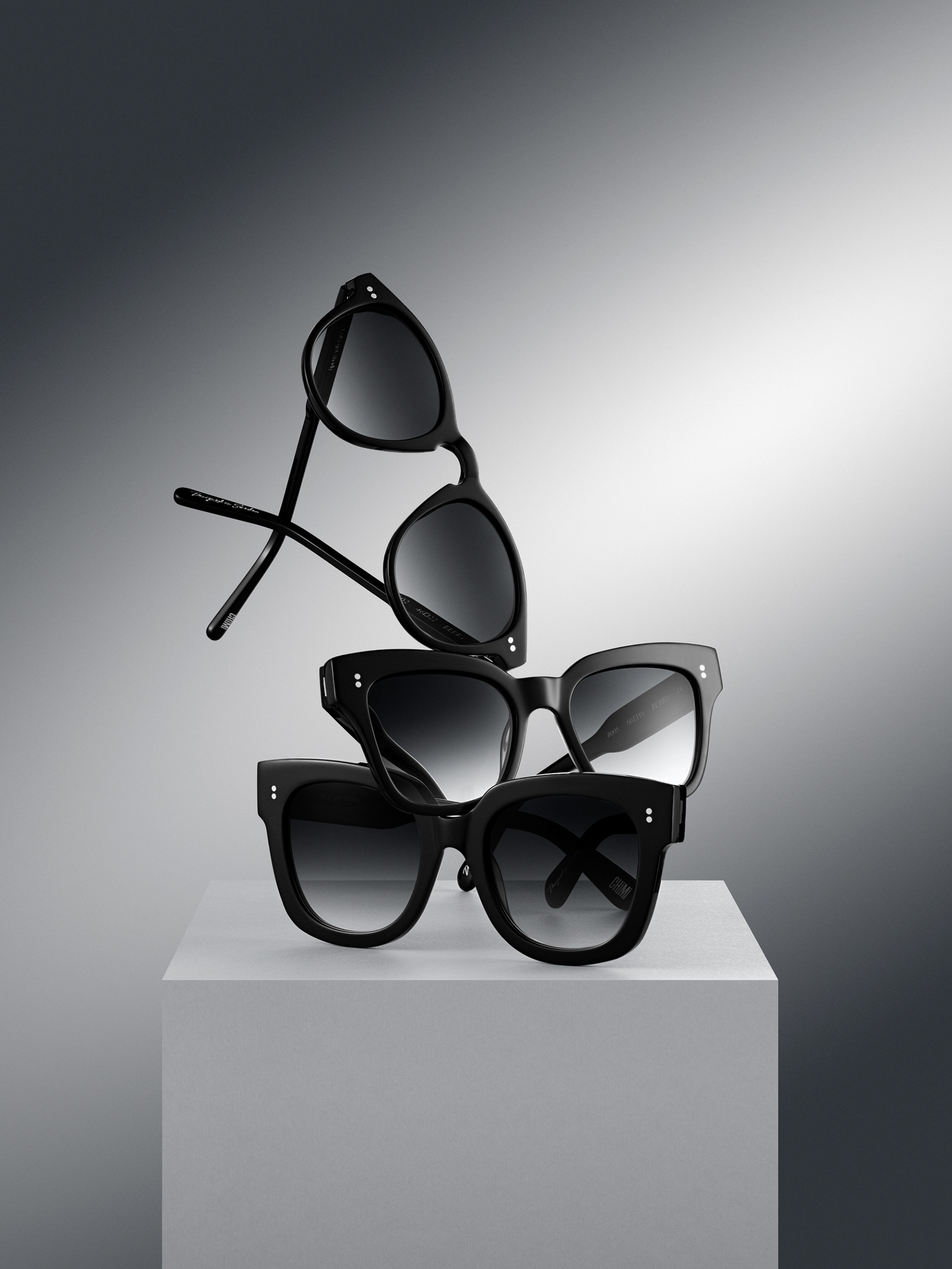 En bild på en solglasögon, högupplösta produktbild fotad i studio och retuscherad för e-handel, bilden är anpassad för web för att hålla hög kvalitet och skärpa