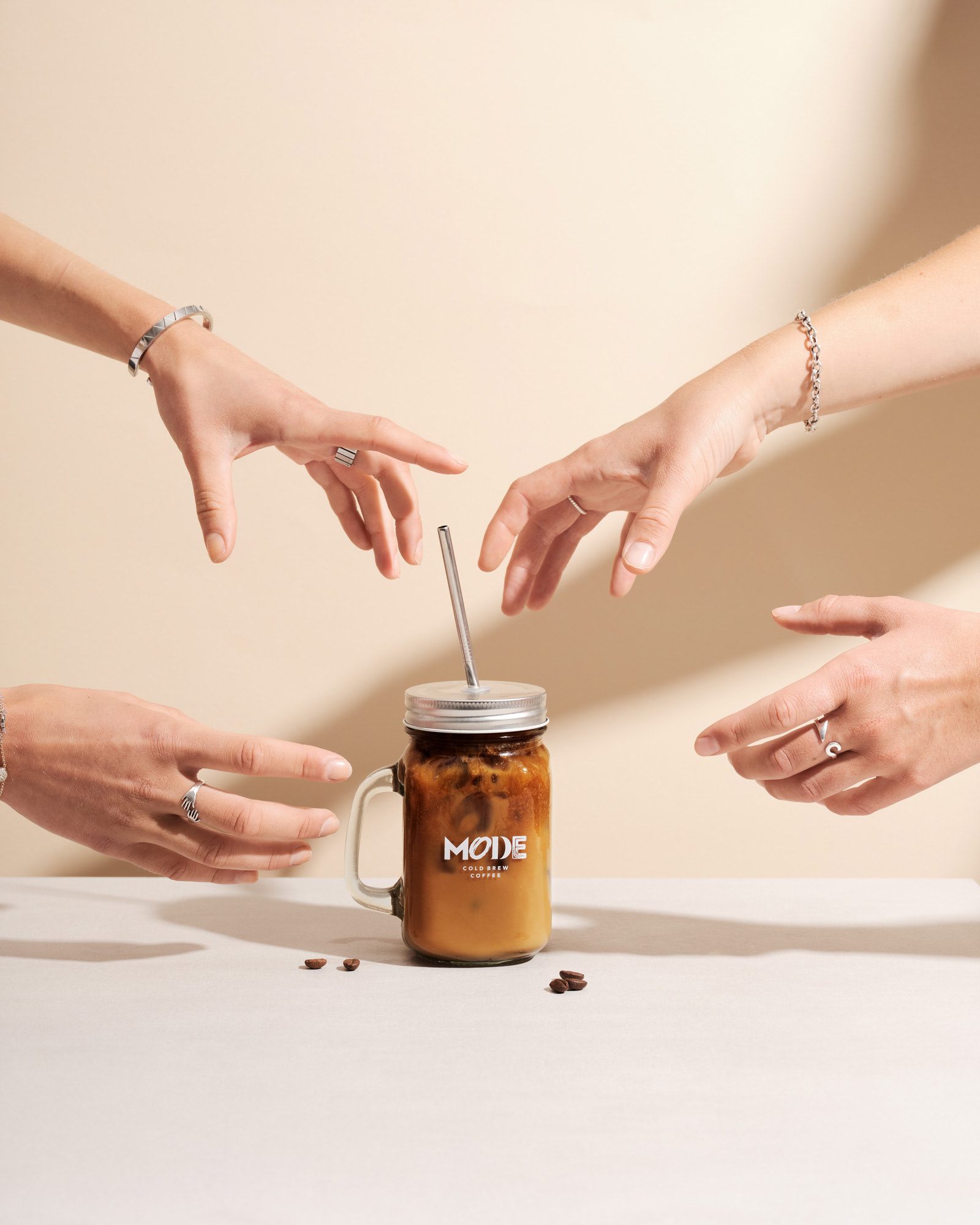 En bild på en kaffe, högupplösta produktbild fotad i studio och retuscherad för e-handel, bilden är anpassad för web för att hålla hög kvalitet och skärpa