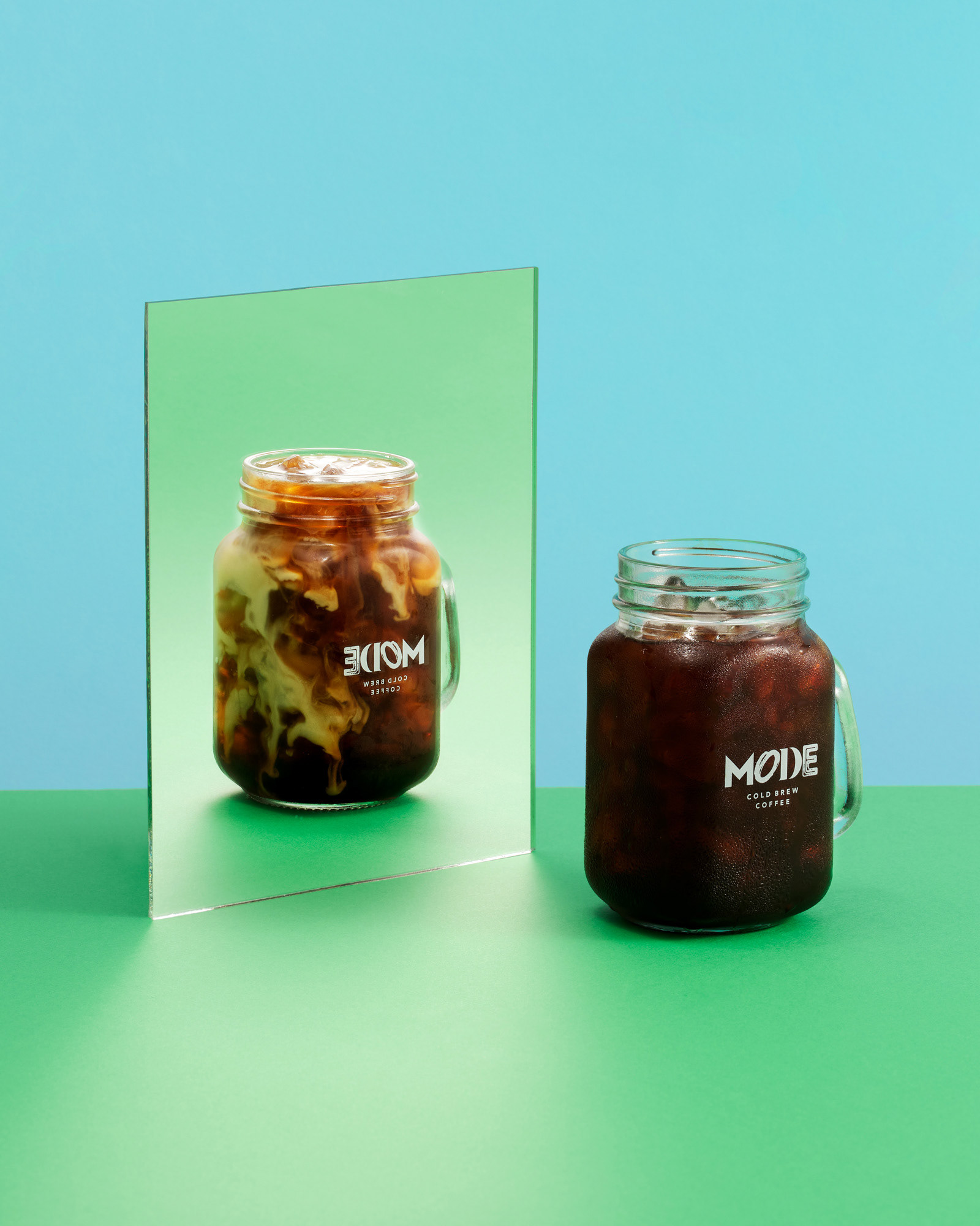 En bild på en kaffe, högupplösta produktbild fotad i studio och retuscherad för e-handel, bilden är anpassad för web för att hålla hög kvalitet och skärpa