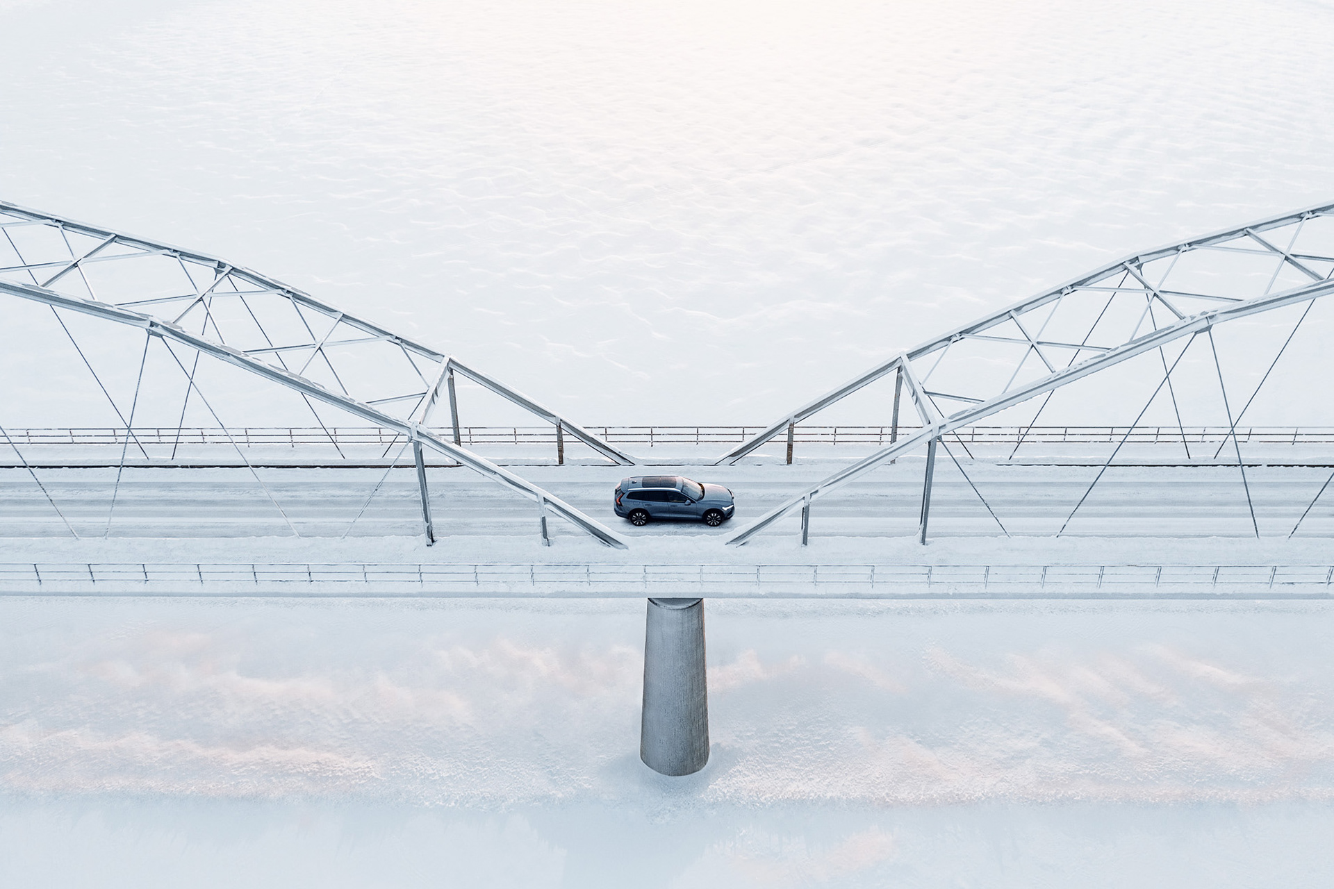 Avancerad retusch av bil, förbättrade reflektioner och färger för att framhäva karossens glans och karaktär, detaljerad skuggning och ljussättning för realistisk effekt samt borttagning av störande element i bakgrunden