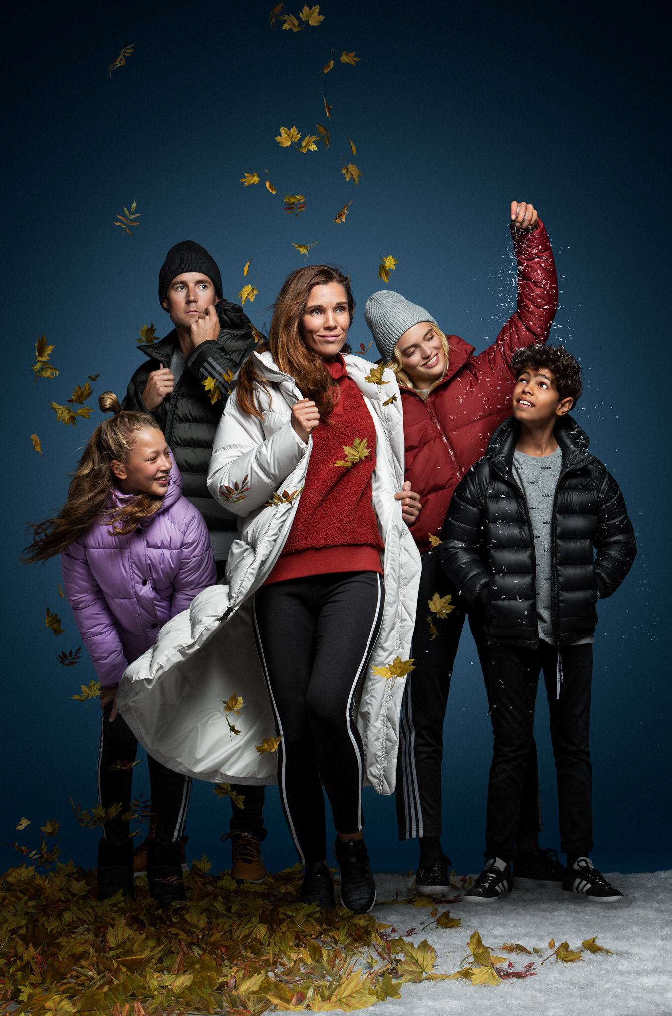 Porträtt fotat med blixtar på modeller som bär kläder från intersport.