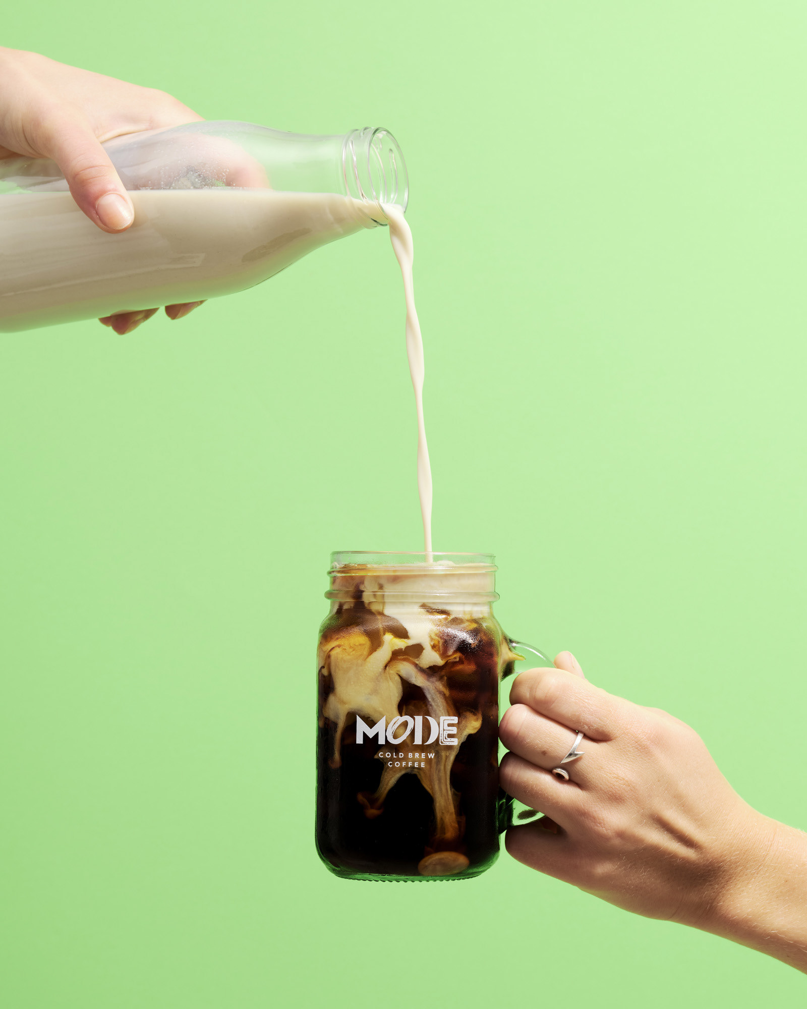 En bild på en kaffe, högupplösta produktbild fotad i studio och retuscherad för e-handel, bilden är anpassad för web för att hålla hög kvalitet och skärpa