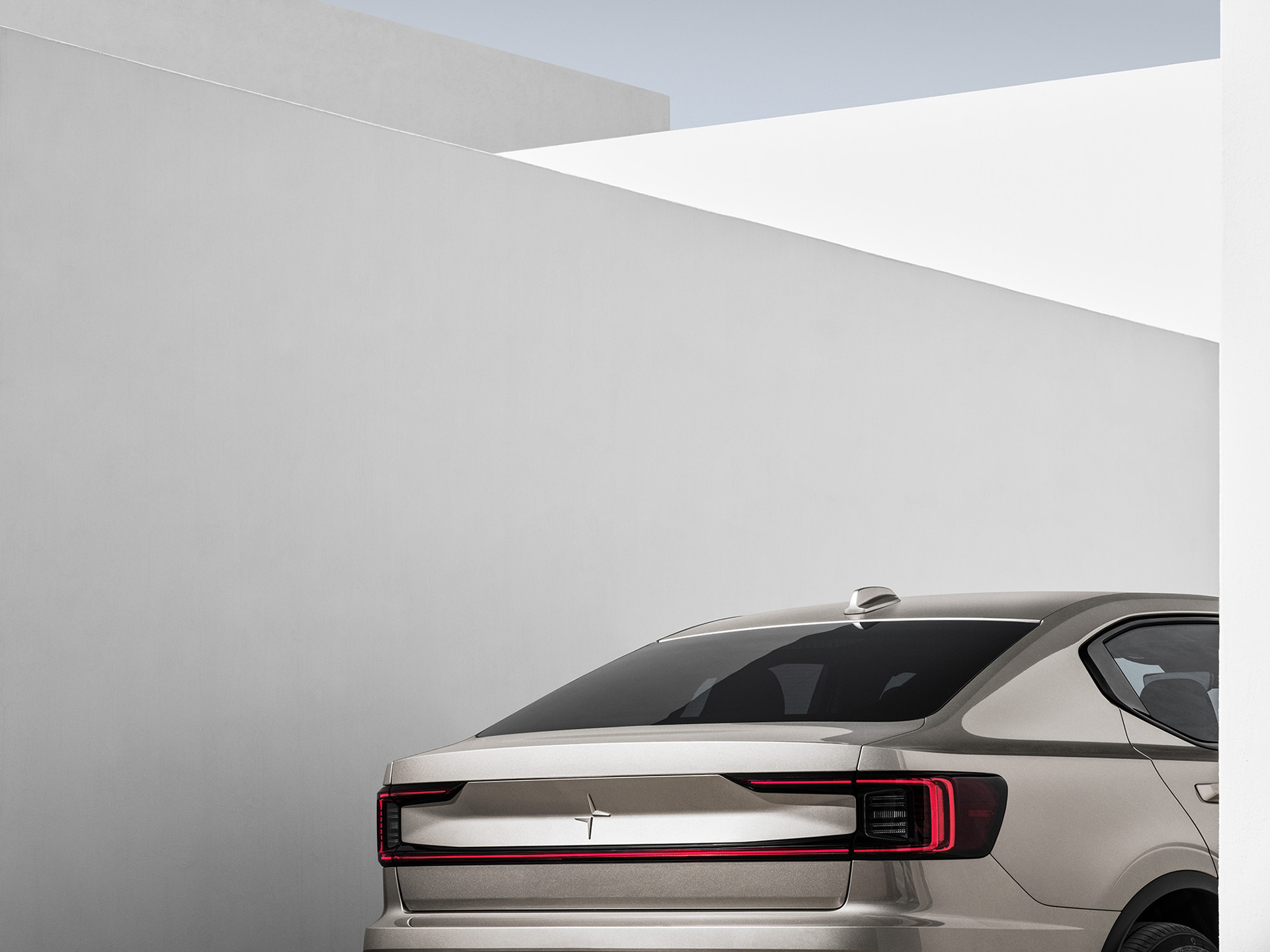 Avancerad retusch av bil, förbättrade reflektioner och färger för att framhäva karossens glans och karaktär, detaljerad skuggning och ljussättning för realistisk effekt samt borttagning av störande element i bakgrunden