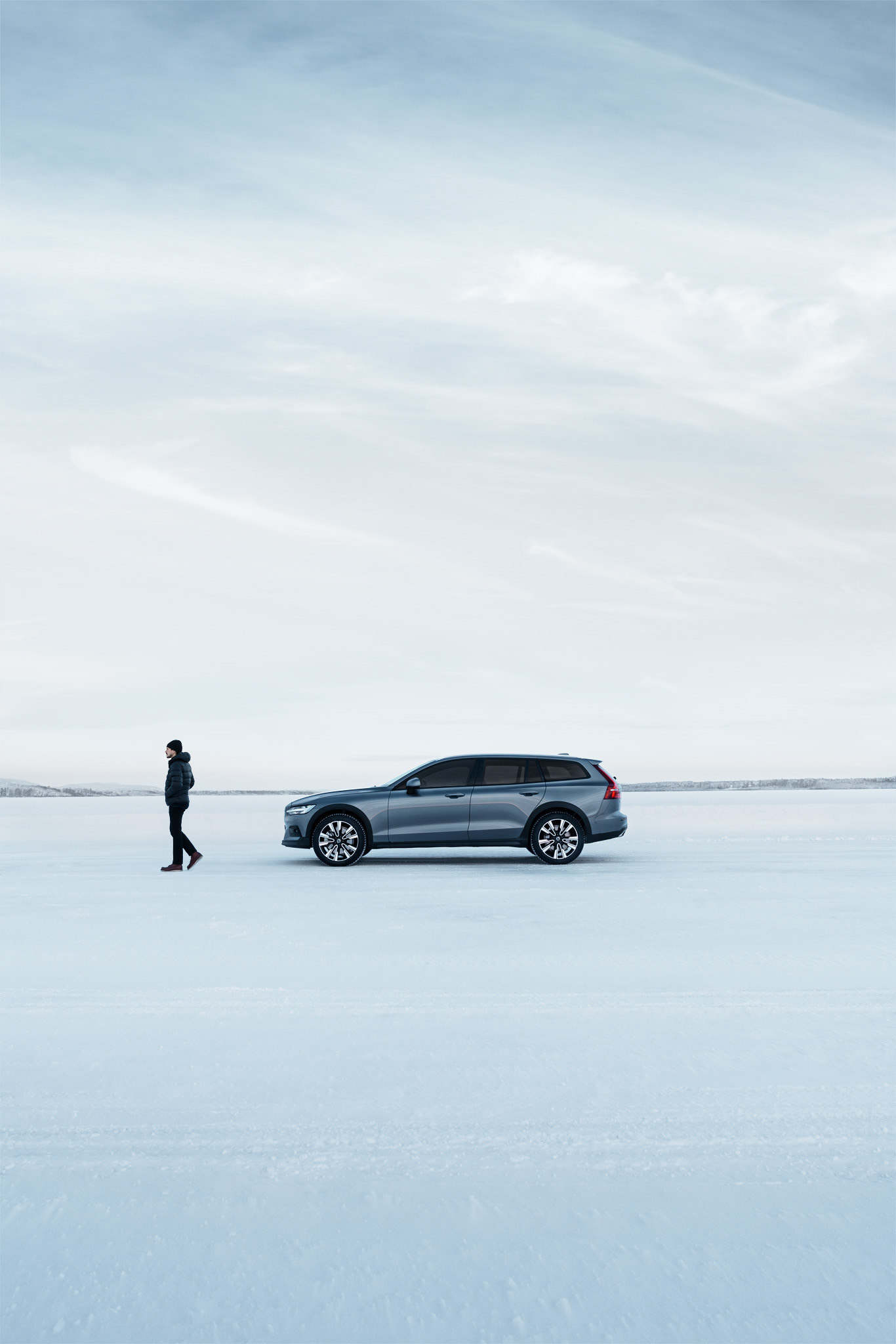 Avancerad retusch av bil, förbättrade reflektioner och färger för att framhäva karossens glans och karaktär, detaljerad skuggning och ljussättning för realistisk effekt samt borttagning av störande element i bakgrunden