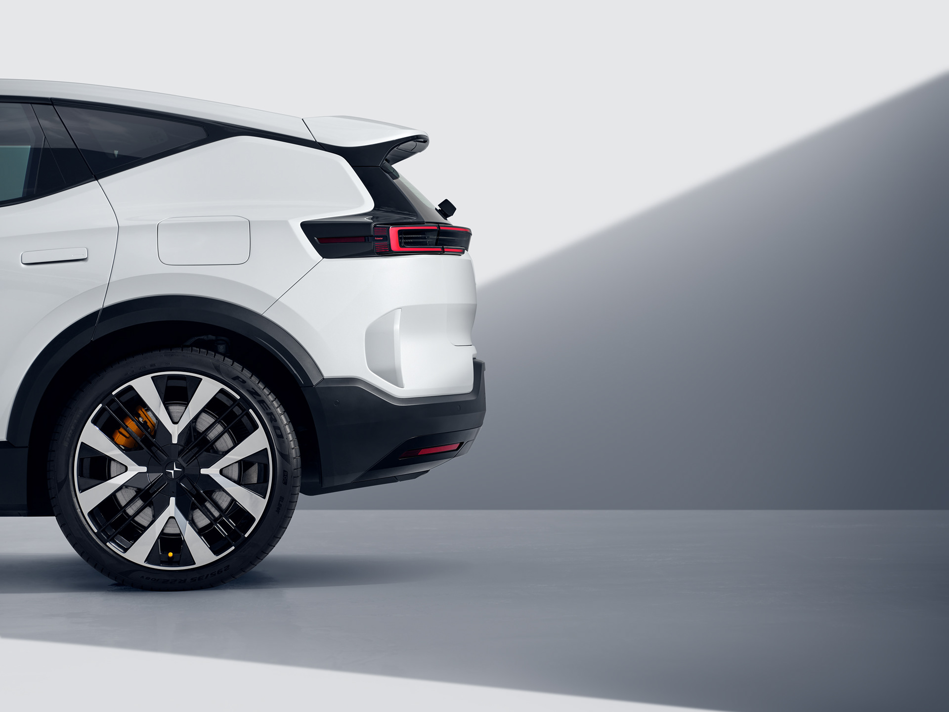 Avancerad retusch av bil, förbättrade reflektioner och färger för att framhäva karossens glans och karaktär, detaljerad skuggning och ljussättning för realistisk effekt samt borttagning av störande element i bakgrunden