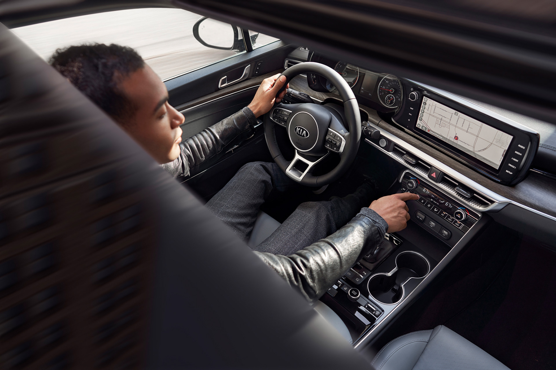 Avancerad retusch av bil, förbättrade reflektioner och färger för att framhäva karossens glans och karaktär, detaljerad skuggning och ljussättning för realistisk effekt samt borttagning av störande element i bakgrunden