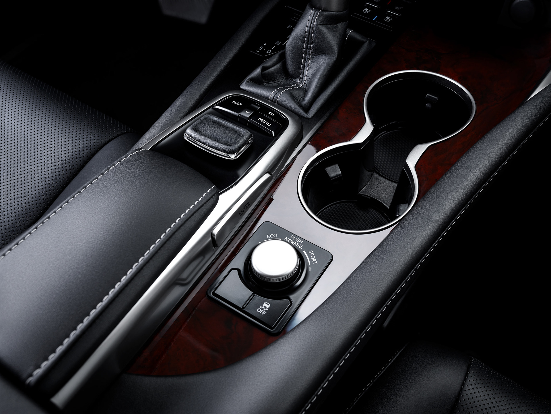 Avancerad retusch av bil, förbättrade reflektioner och färger för att framhäva karossens glans och karaktär, detaljerad skuggning och ljussättning för realistisk effekt samt borttagning av störande element i bakgrunden