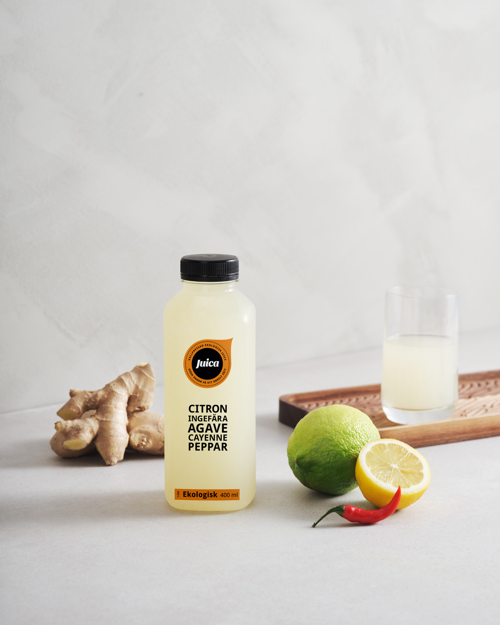 En bild på en juice med ingredienser, högupplöst produktbild fotad i studio och retuscherad för e-handel, bilden är anpassad för web för att hålla hög kvalitet och skärpa