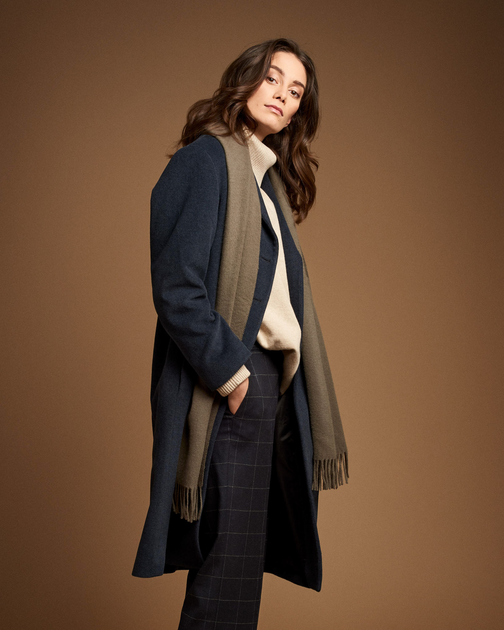 En modebild fotad i studio med fokus på färgbalans, hudretusch och klädjustering för en professionell look.