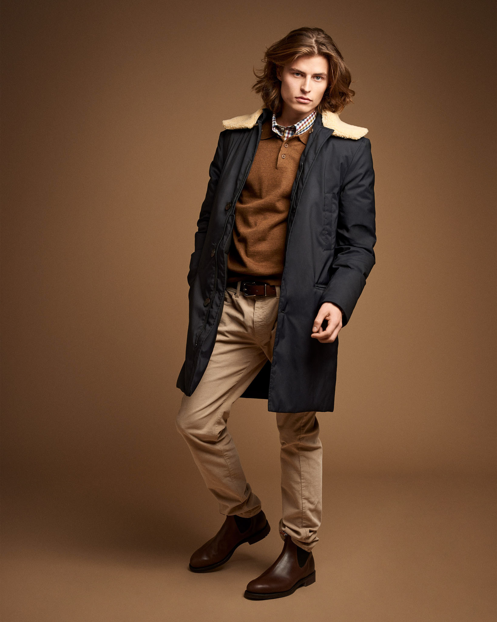 En modebild fotad i studio med fokus på färgbalans, hudretusch och klädjustering för en professionell look.