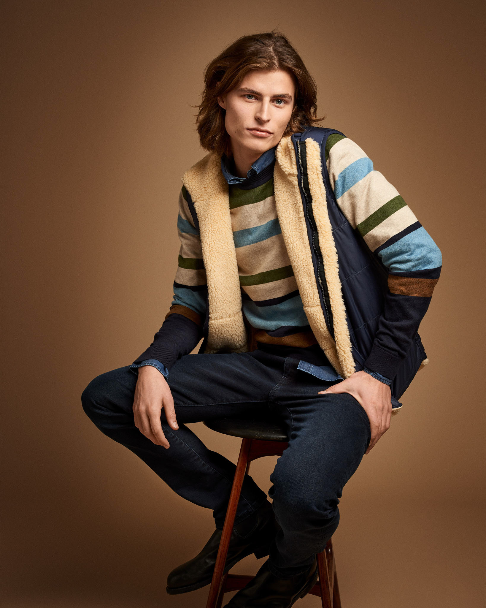 En modebild fotad i studio med fokus på färgbalans, hudretusch och klädjustering för en professionell look.