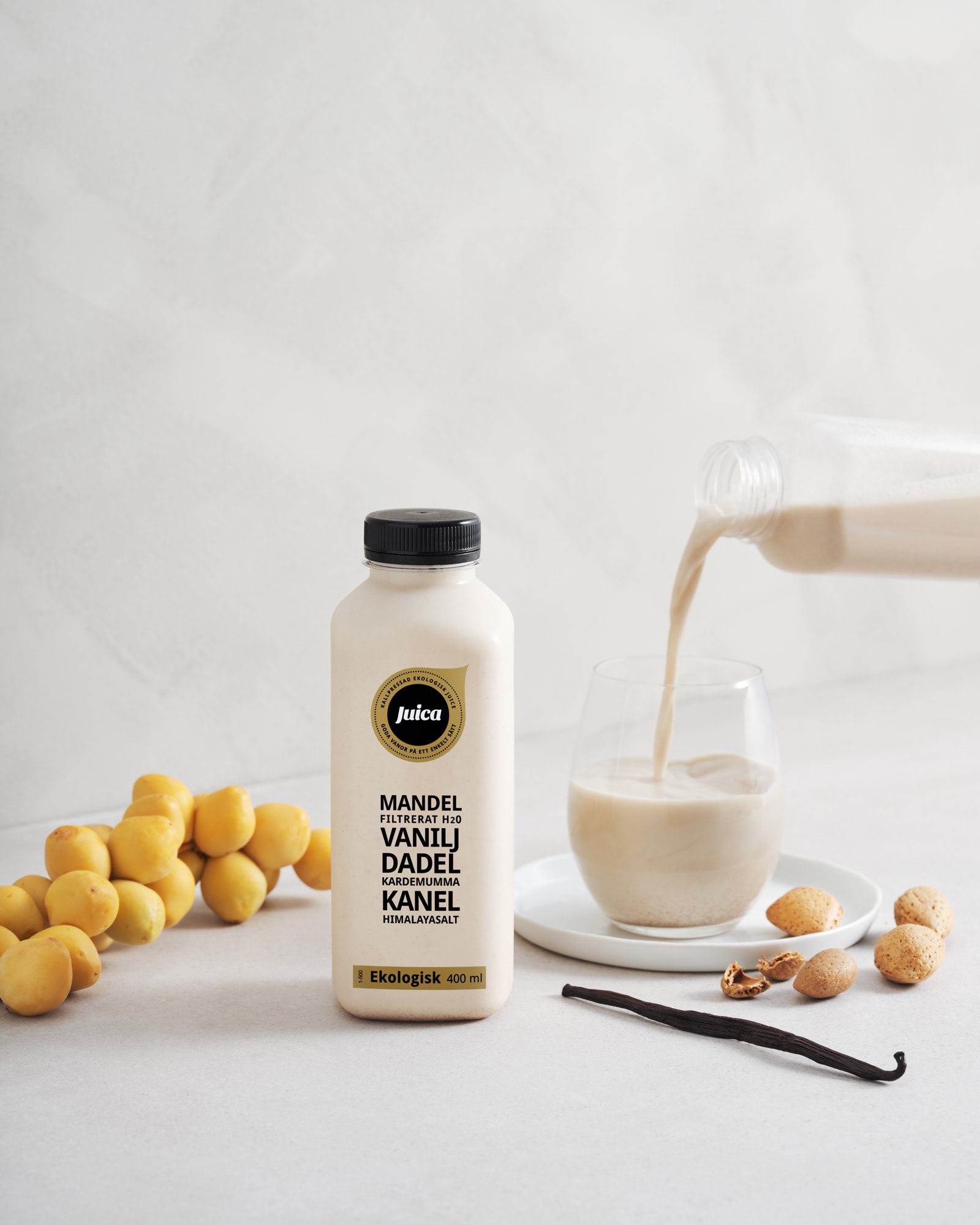 En bild på en juice med ingredienser, högupplöst produktbild fotad i studio och retuscherad för e-handel, bilden är anpassad för web för att hålla hög kvalitet och skärpa