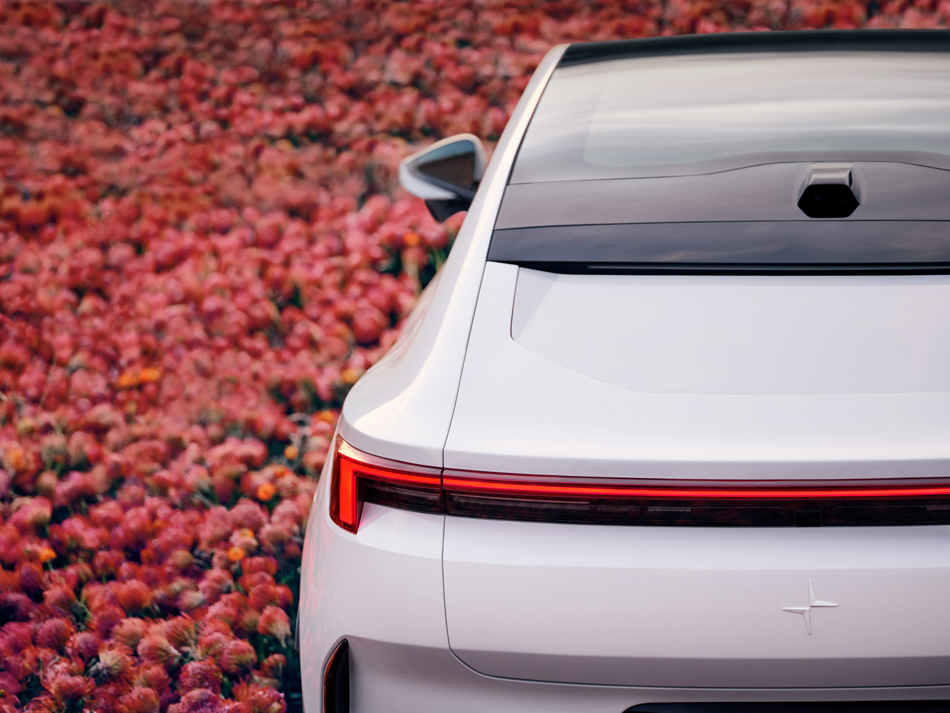 Avancerad retusch av bil, förbättrade reflektioner och färger för att framhäva karossens glans och karaktär, detaljerad skuggning och ljussättning för realistisk effekt samt borttagning av störande element i bakgrunden