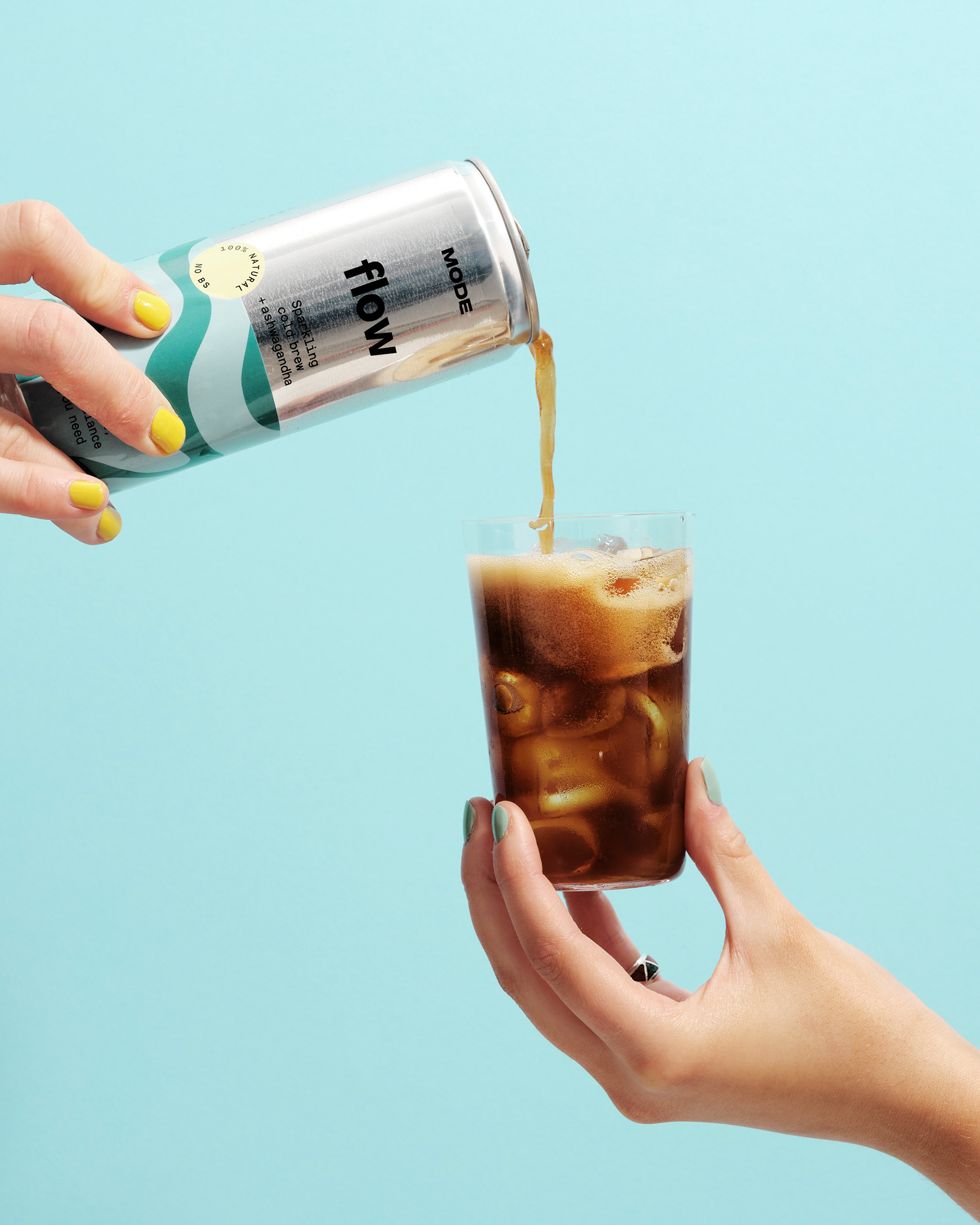 En bild på kaffedrink, högupplösta produktbilder fotad i studio och retuscherad för e-handel, bilden är anpassad för web för att hålla hög kvalitet och skärpa