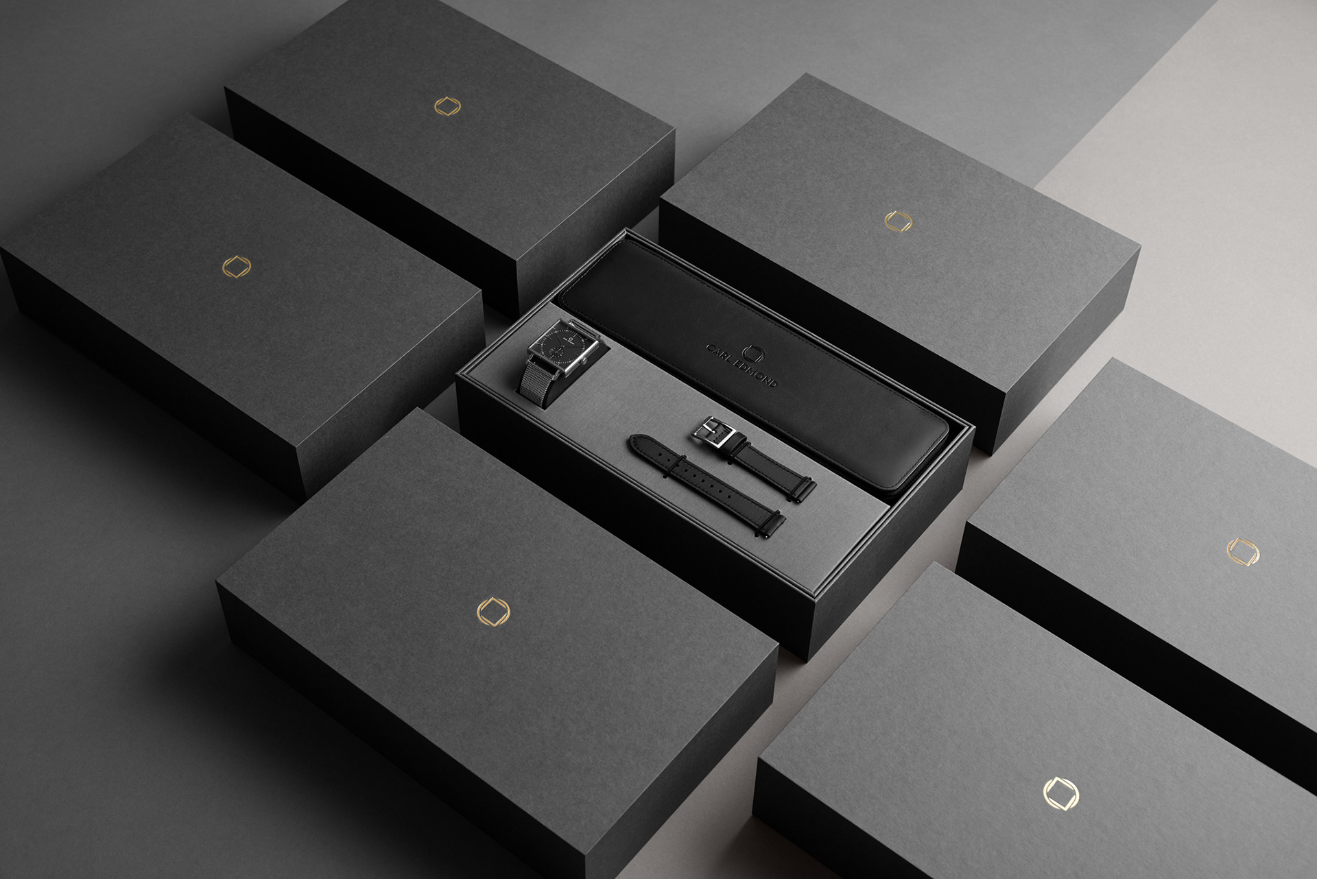 En bild på en klocka, högupplösta produktbild fotad i studio och retuscherad för e-handel, bilden är anpassad för web för att hålla hög kvalitet och skärpa