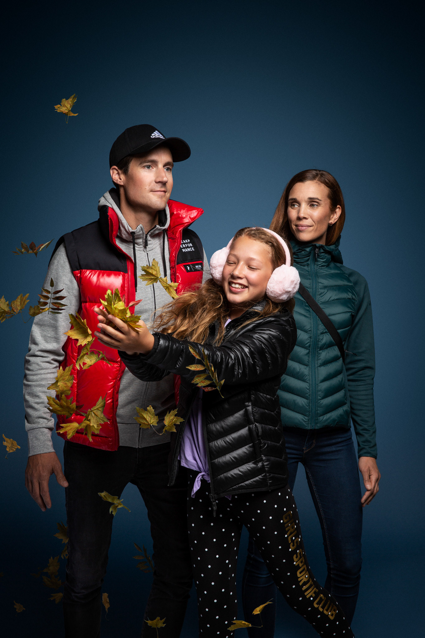 Porträtt fotat med blixtar på modeller som bär kläder från intersport.