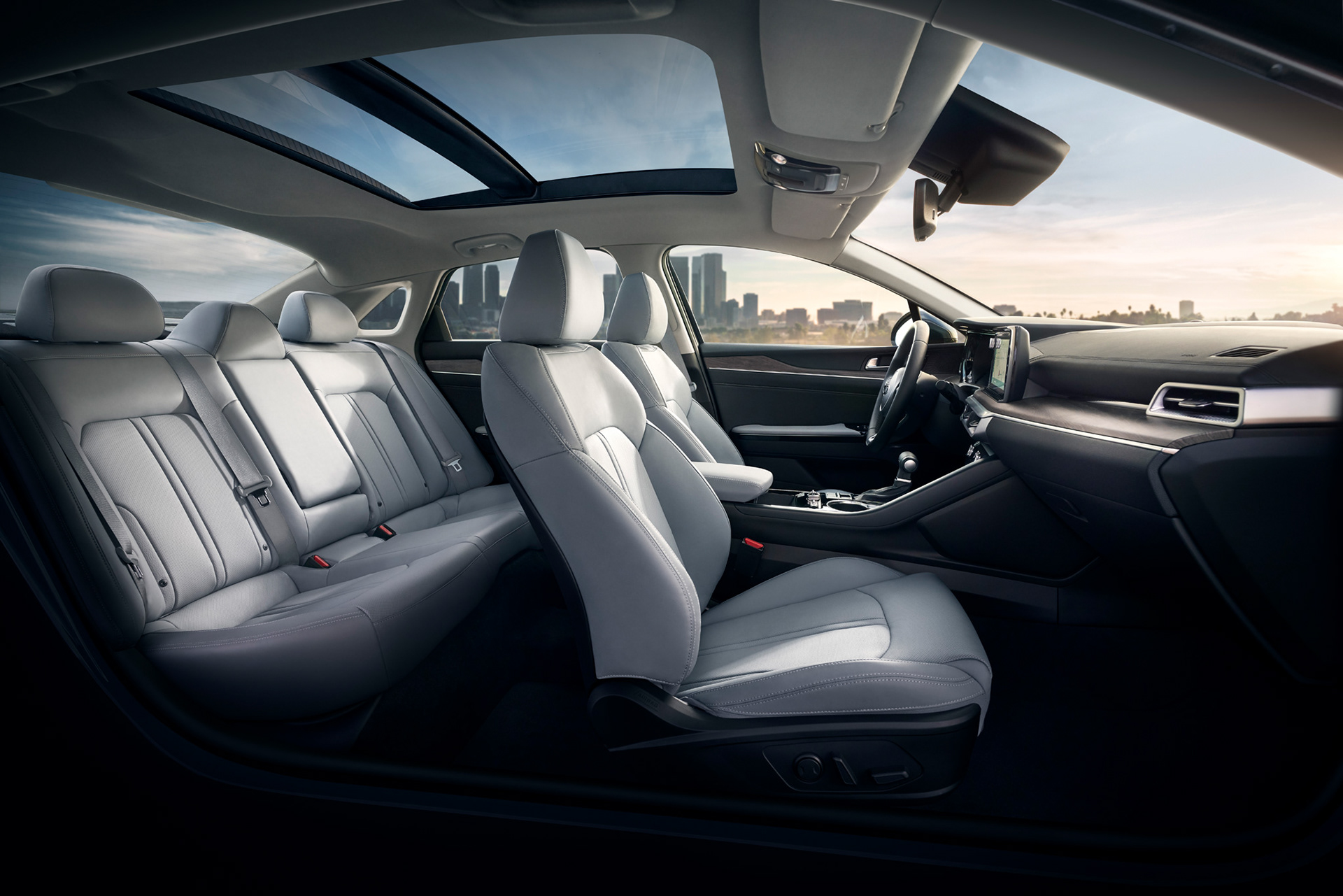 Avancerad retusch av bil, förbättrade reflektioner och färger för att framhäva karossens glans och karaktär, detaljerad skuggning och ljussättning för realistisk effekt samt borttagning av störande element i bakgrunden