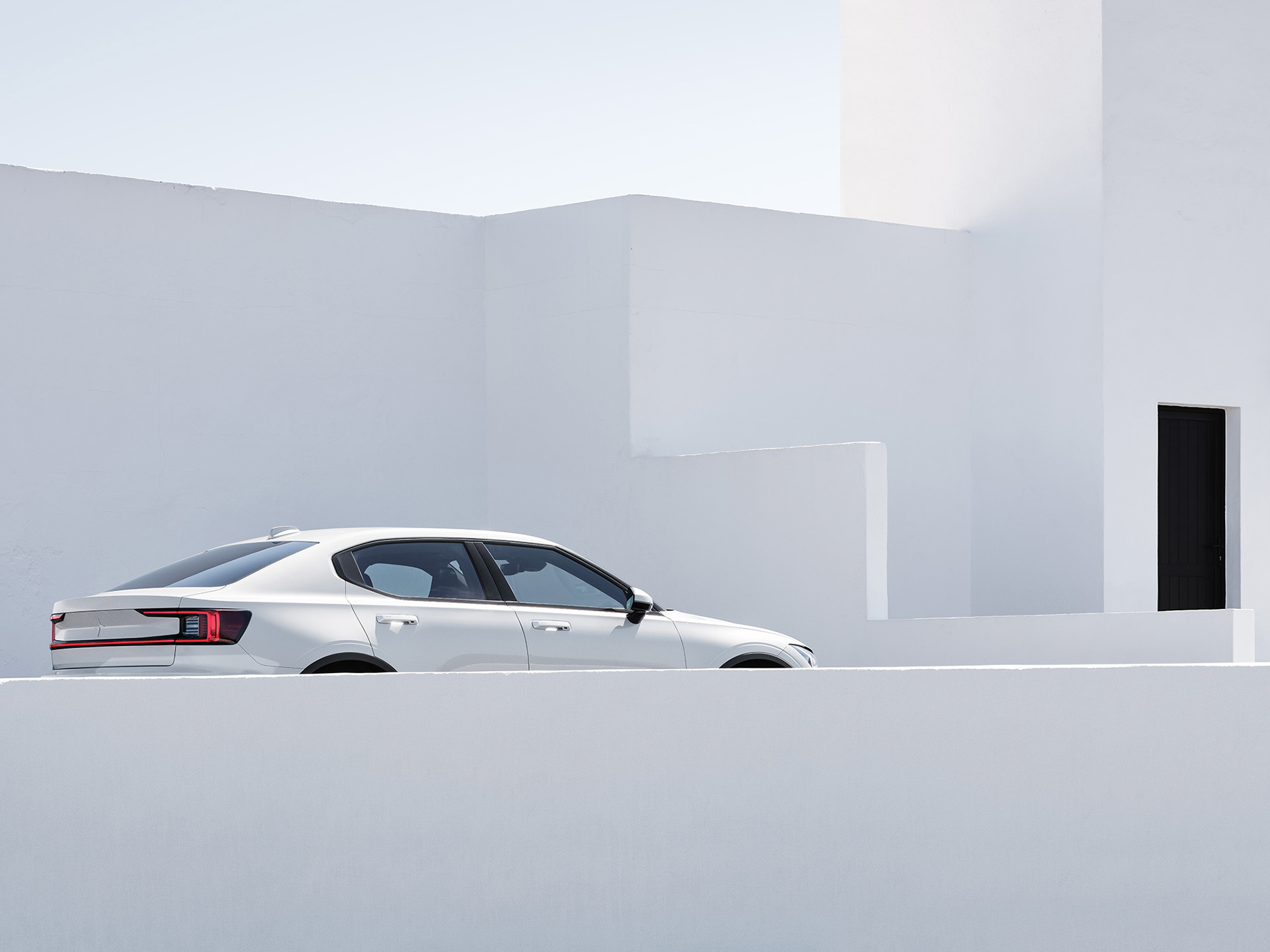 Avancerad retusch av bil, förbättrade reflektioner och färger för att framhäva karossens glans och karaktär, detaljerad skuggning och ljussättning för realistisk effekt samt borttagning av störande element i bakgrunden