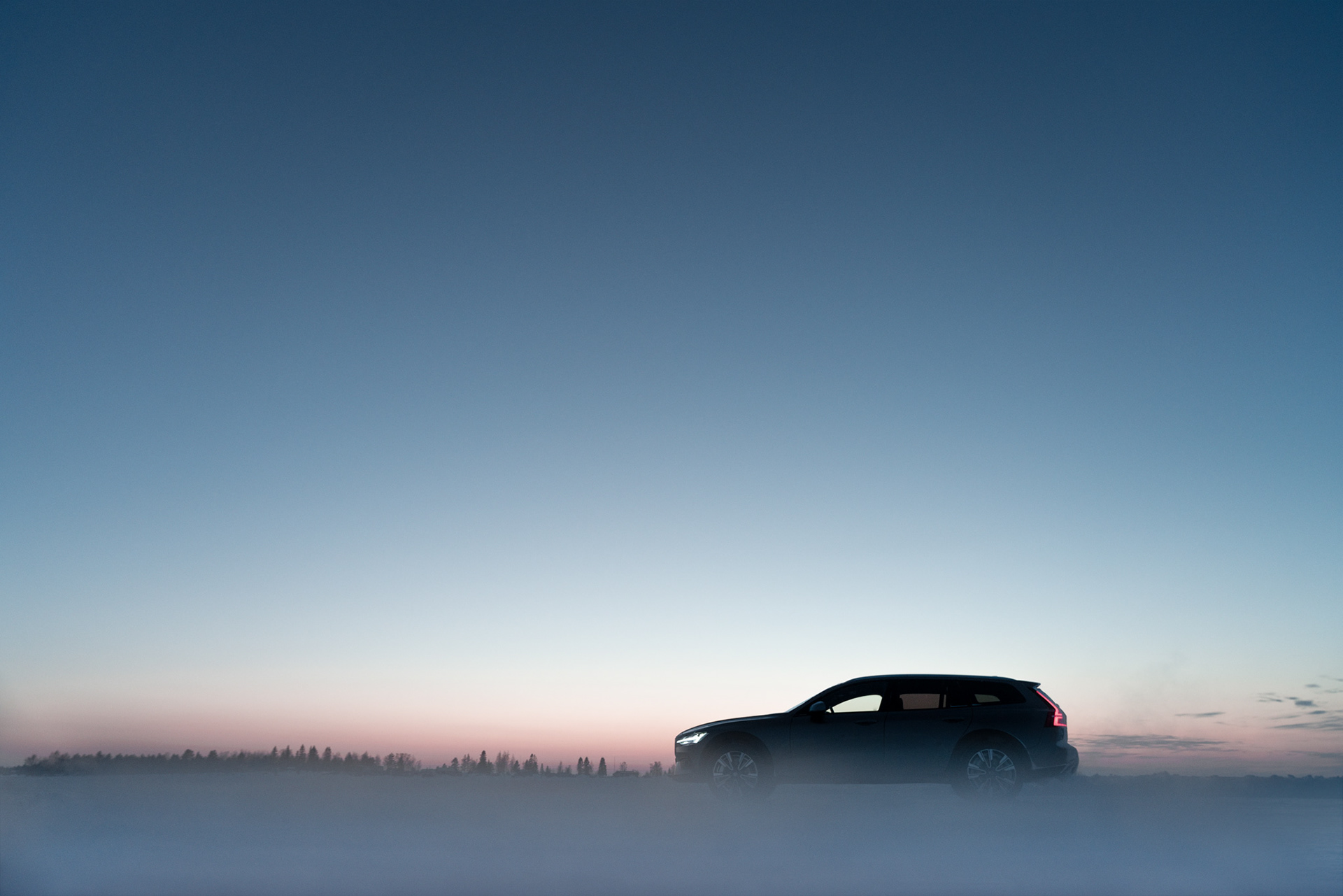 Avancerad retusch av bil, förbättrade reflektioner och färger för att framhäva karossens glans och karaktär, detaljerad skuggning och ljussättning för realistisk effekt samt borttagning av störande element i bakgrunden