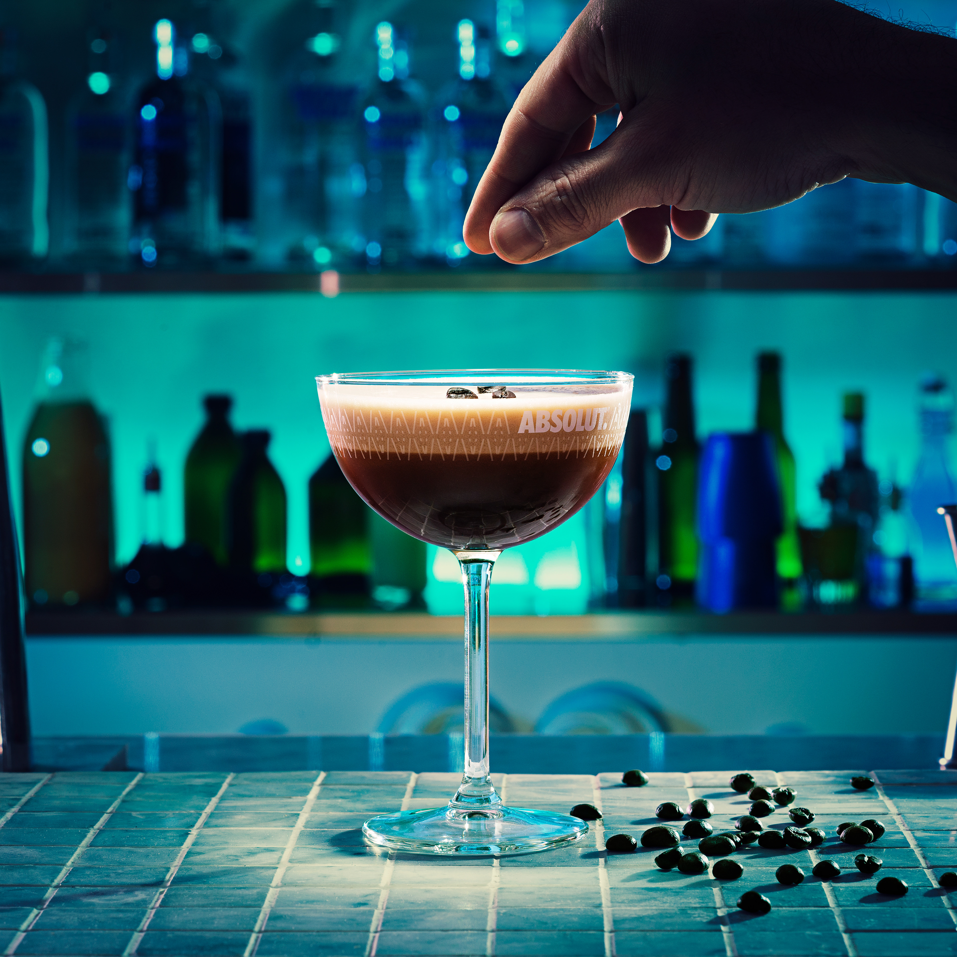 Reklamfoto på en drink för Absolut Vodka i en barmiljö