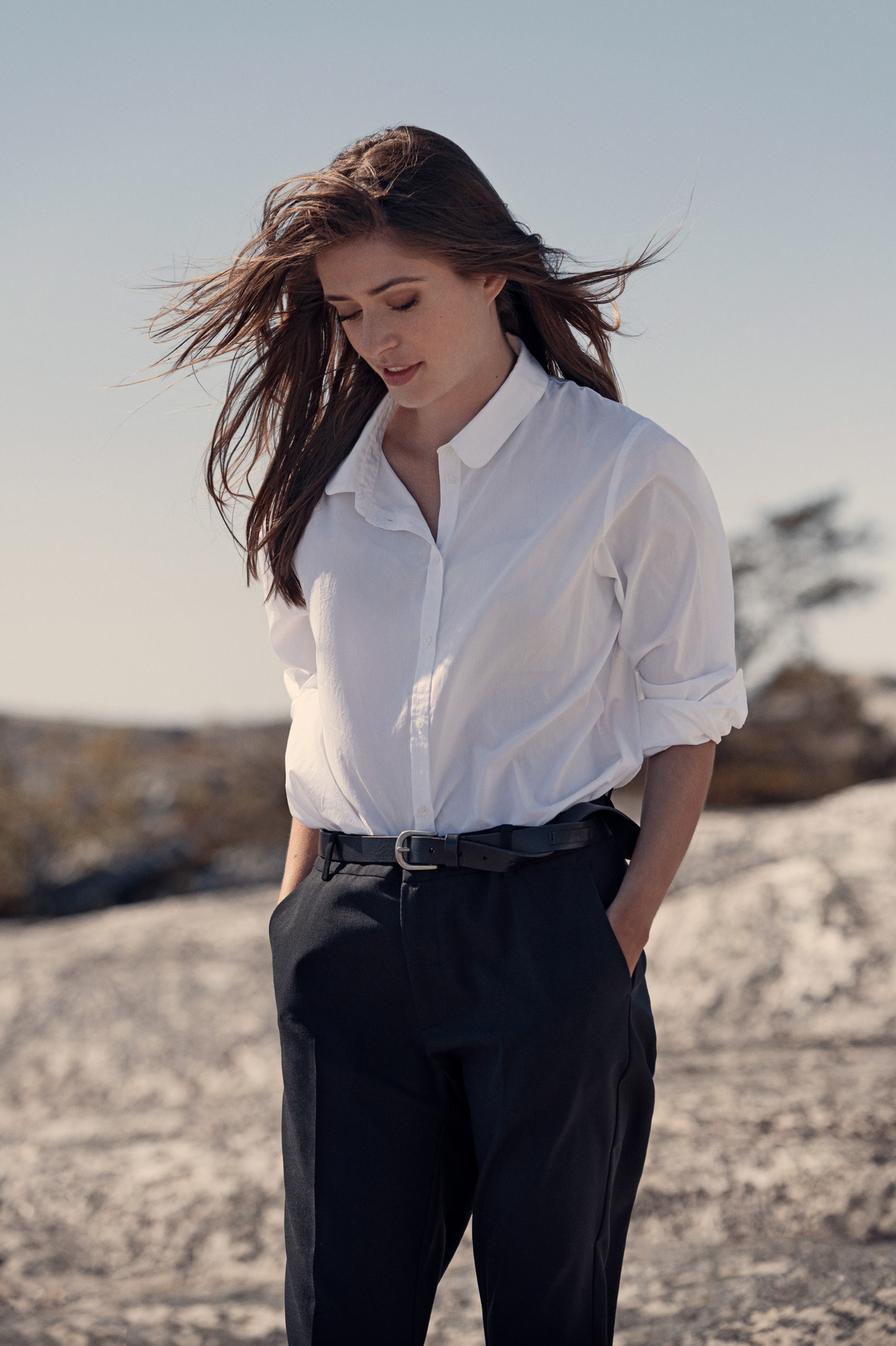 Modefotografi retuscherad för att framhäva klädernas textur och färg, samt göra bakgrunden mer enhetlig.