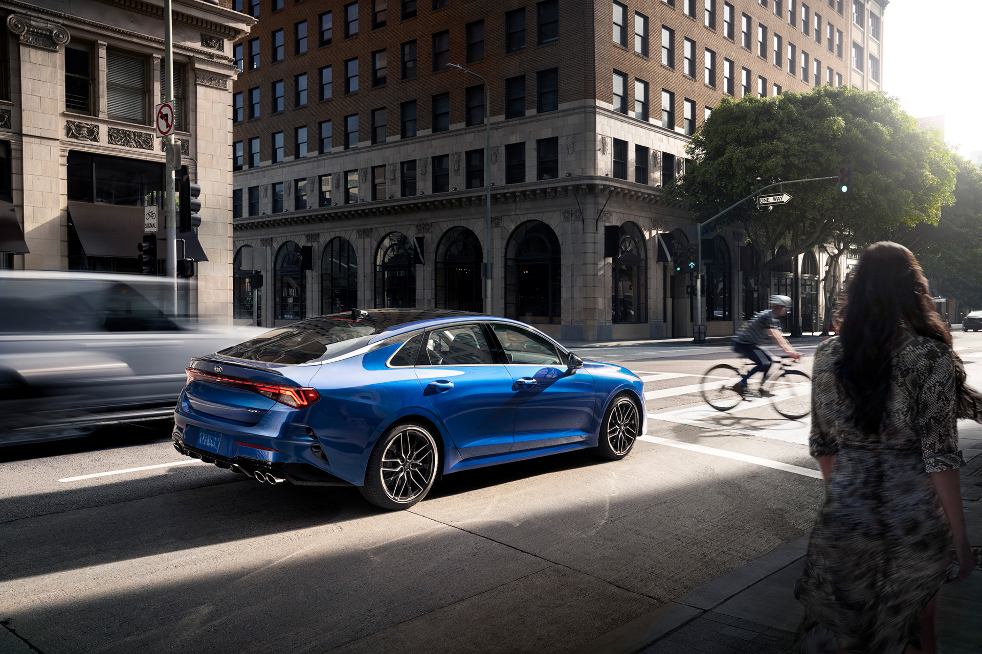 Avancerad retusch av bil, förbättrade reflektioner och färger för att framhäva karossens glans och karaktär, detaljerad skuggning och ljussättning för realistisk effekt samt borttagning av störande element i bakgrunden