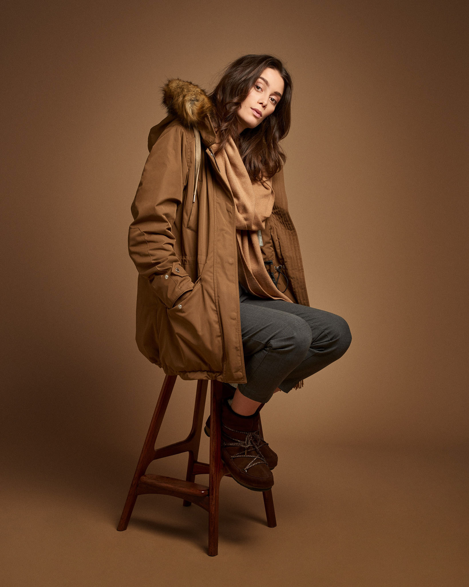 En modebild fotad i studio med fokus på färgbalans, hudretusch och klädjustering för en professionell look.