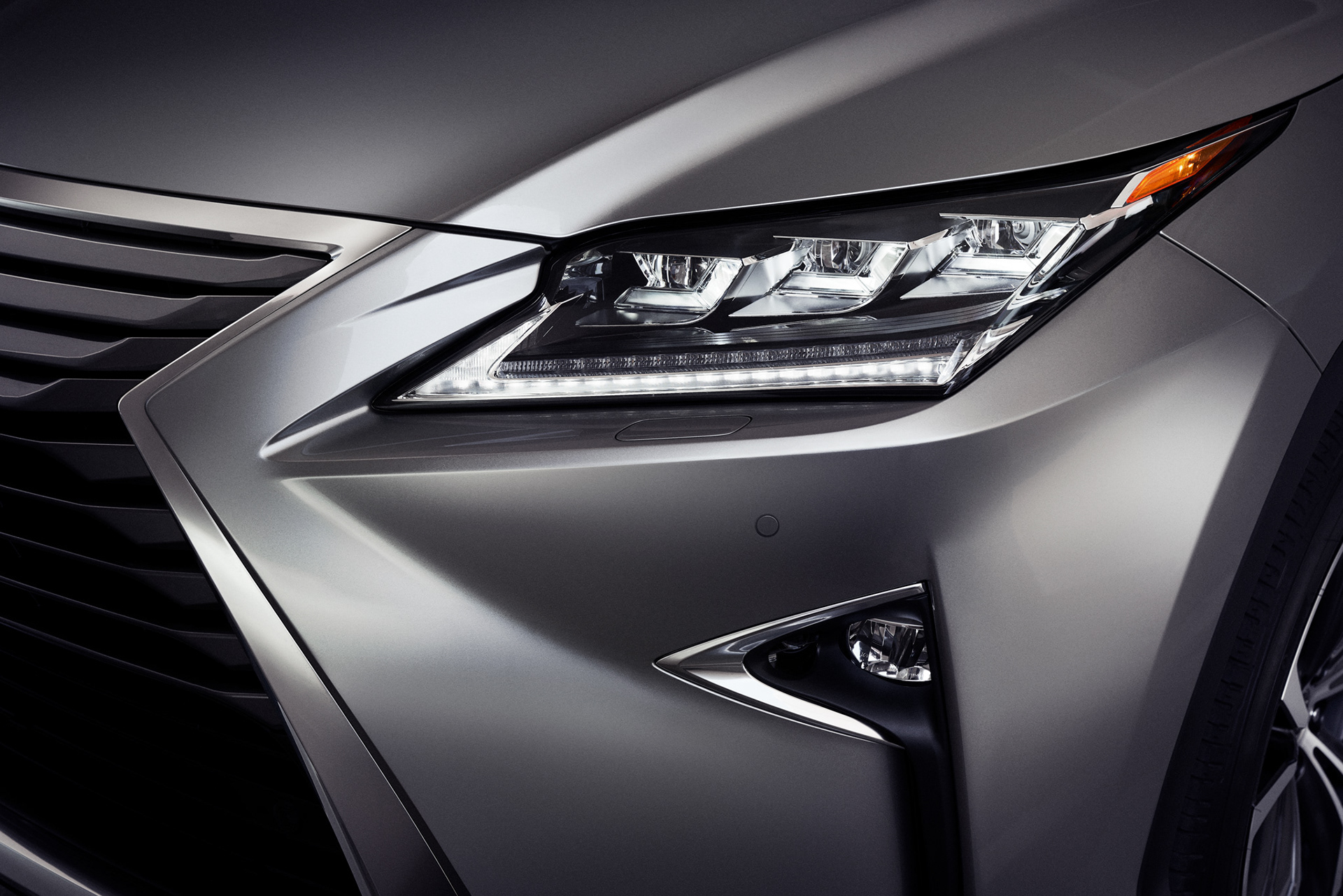 Avancerad retusch av bil, förbättrade reflektioner och färger för att framhäva karossens glans och karaktär, detaljerad skuggning och ljussättning för realistisk effekt samt borttagning av störande element i bakgrunden