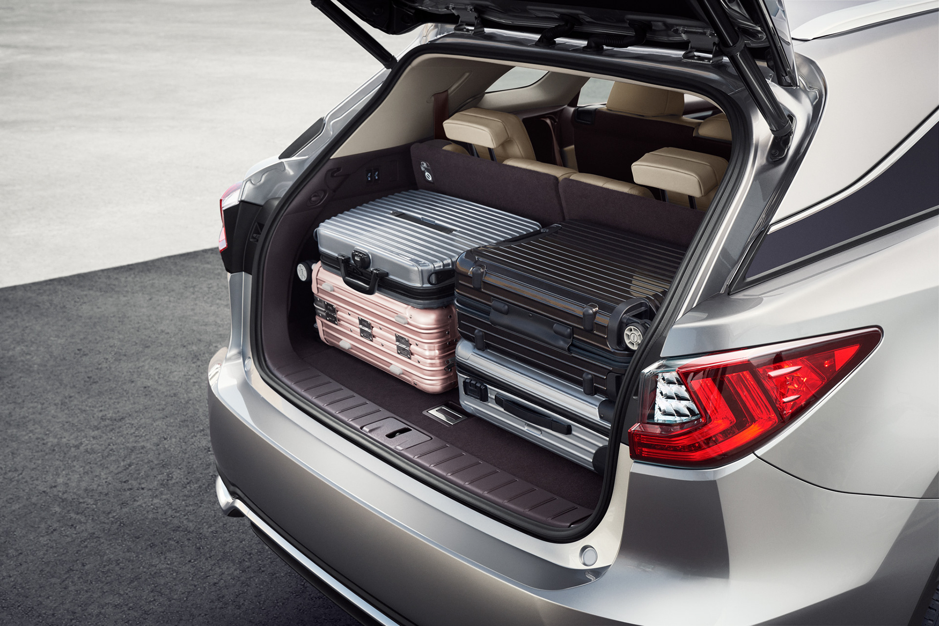 Avancerad retusch av bil, förbättrade reflektioner och färger för att framhäva karossens glans och karaktär, detaljerad skuggning och ljussättning för realistisk effekt samt borttagning av störande element i bakgrunden