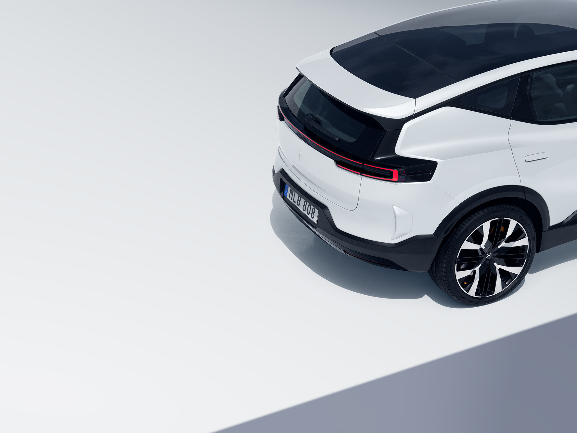 Avancerad retusch av bil, förbättrade reflektioner och färger för att framhäva karossens glans och karaktär, detaljerad skuggning och ljussättning för realistisk effekt samt borttagning av störande element i bakgrunden