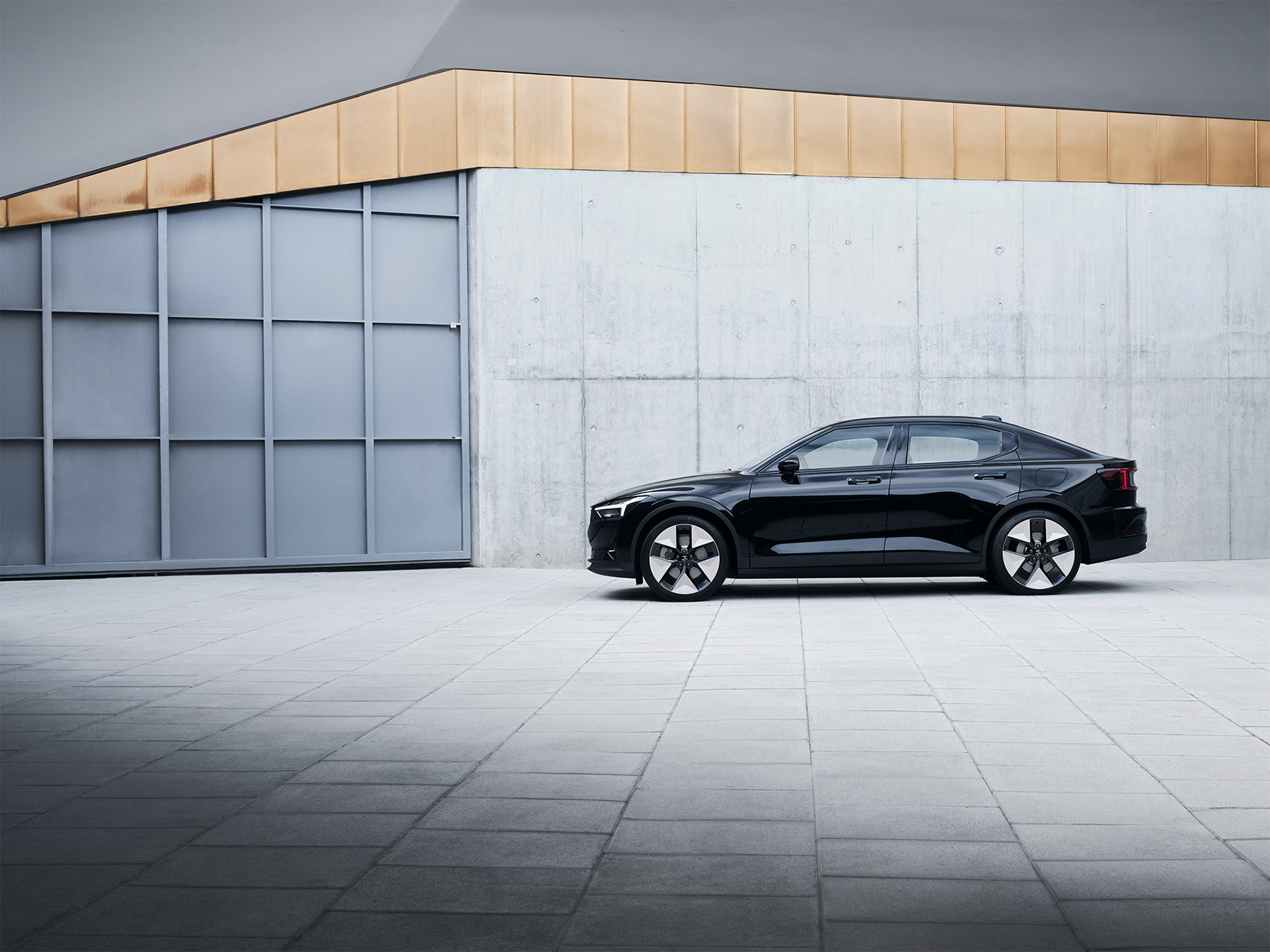 Avancerad retusch av bil, förbättrade reflektioner och färger för att framhäva karossens glans och karaktär, detaljerad skuggning och ljussättning för realistisk effekt samt borttagning av störande element i bakgrunden