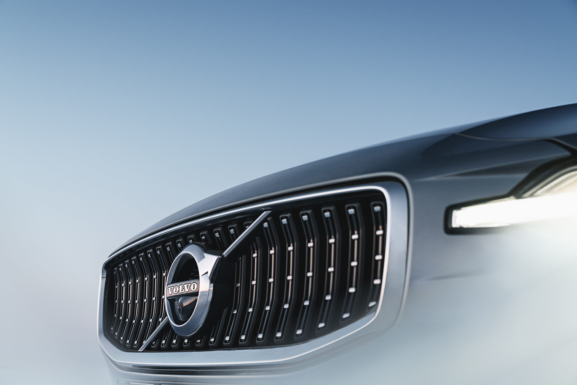 Avancerad retusch av bil, förbättrade reflektioner och färger för att framhäva karossens glans och karaktär, detaljerad skuggning och ljussättning för realistisk effekt samt borttagning av störande element i bakgrunden